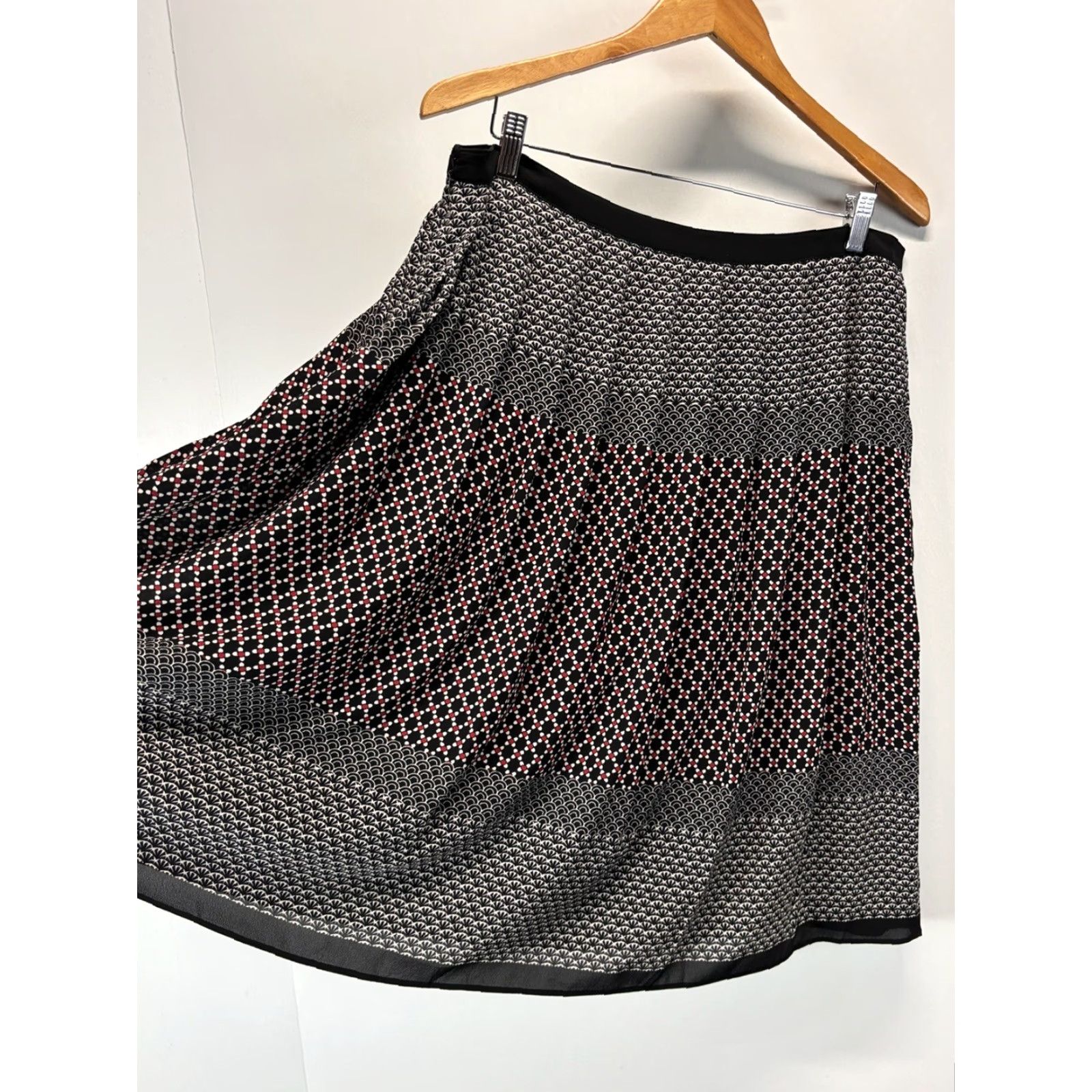 Talbots Talbots Pleated Flowy Skirt 14 Size Knee Length Black White Red Multicolor VGUC Regular Zip Polyester Blend Women Skirt Knee Length Pleated Size 36" / US 14 / IT 50 - 4 Thumbnail