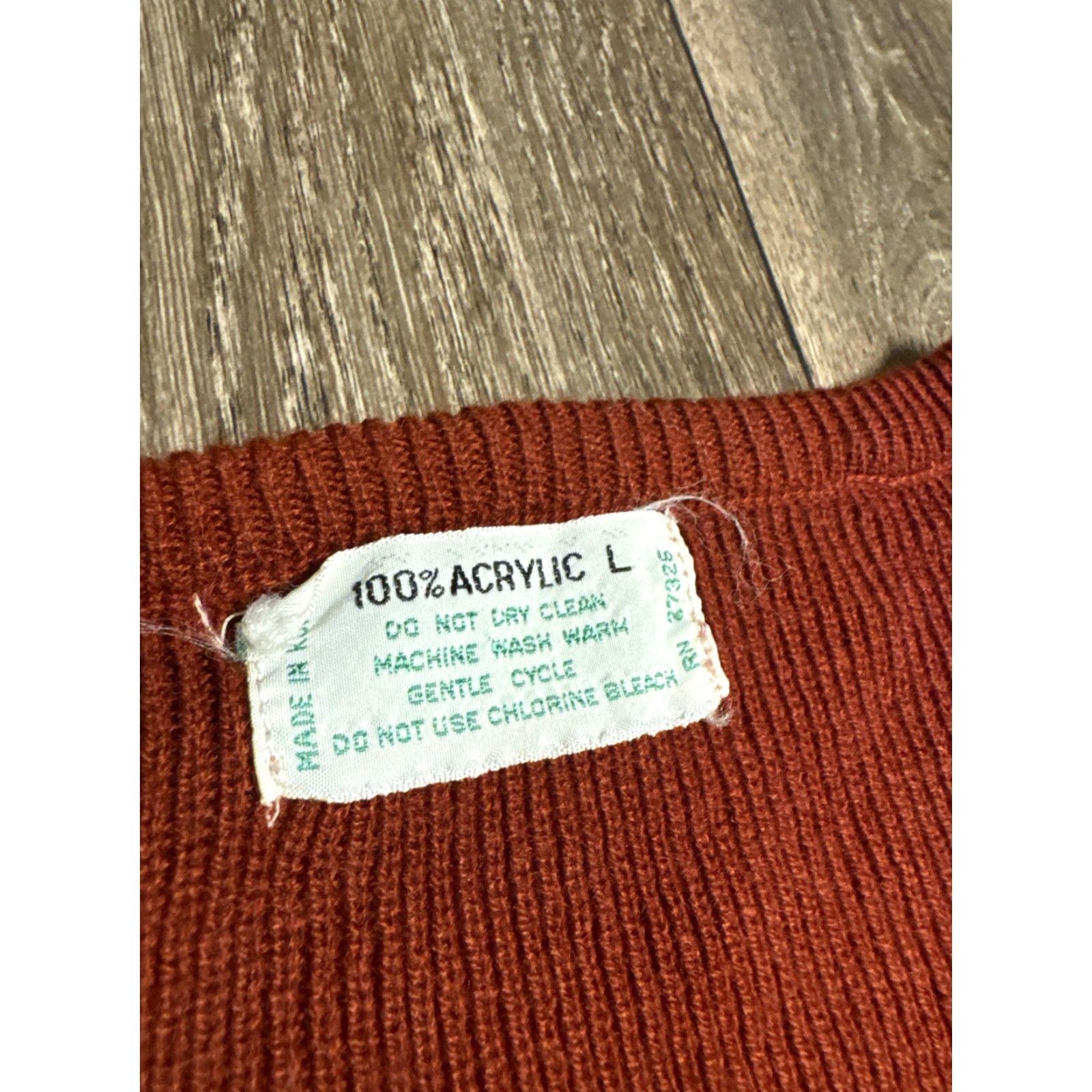 Vintage VINTAGE 60s 100% Acrylic Soft Knit Burgundy Red Sweater Vest V Neck Large S Red Shirt? Size S / US 4 / IT 40 - 3 Thumbnail