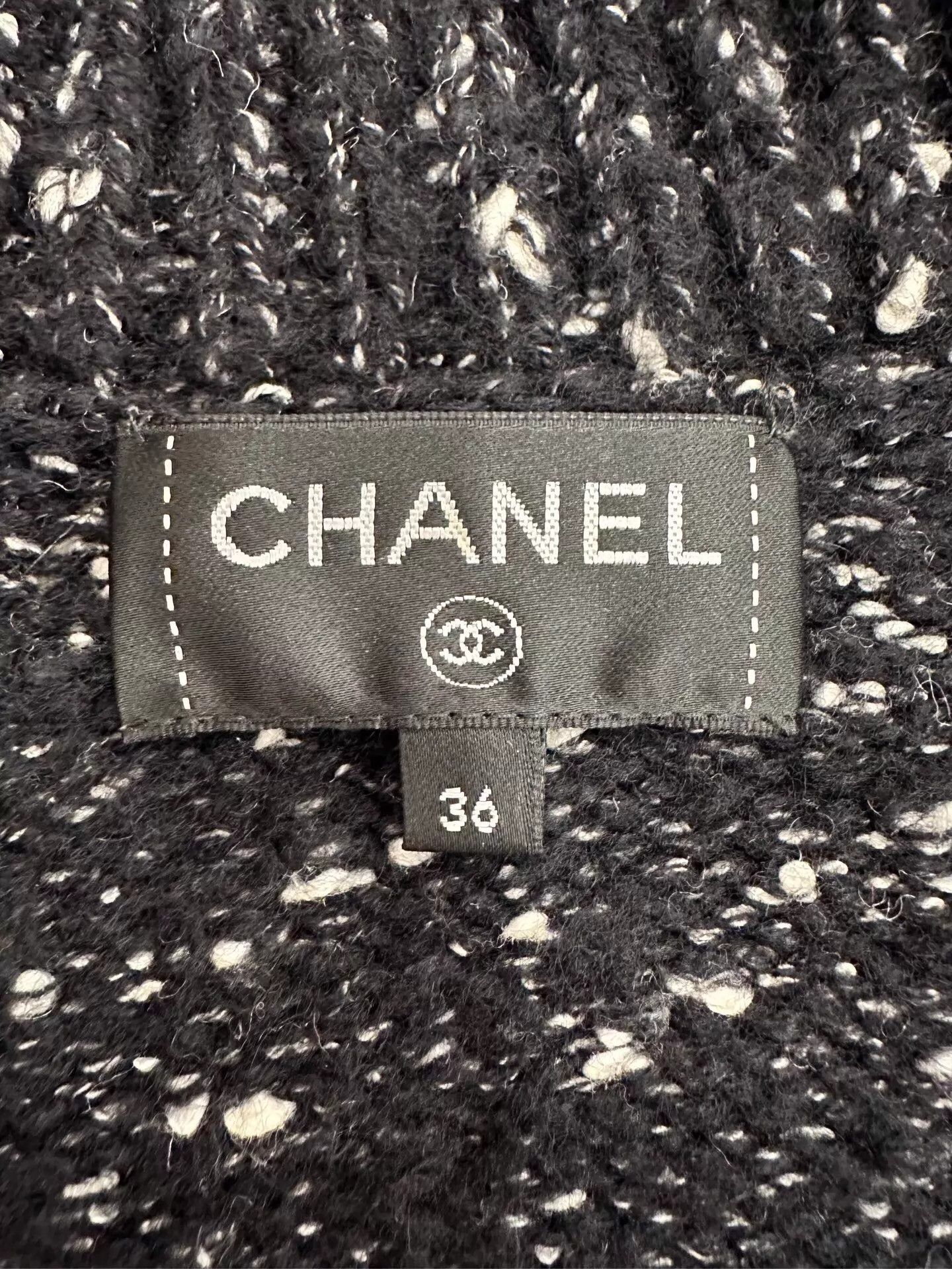 Chanel Chanel Women's B&W Snowflake Tweed Pearl Logo Jacket Size XS / US 0-2 / IT 36-38 - 6 Thumbnail