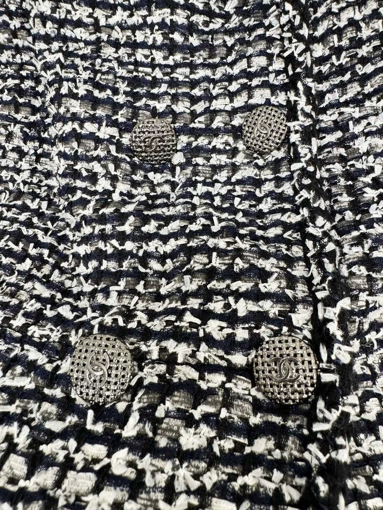 Chanel Classic Black and White Chanel Short Jacket -2505 Size XS / US 0-2 / IT 36-38 - 3 Thumbnail