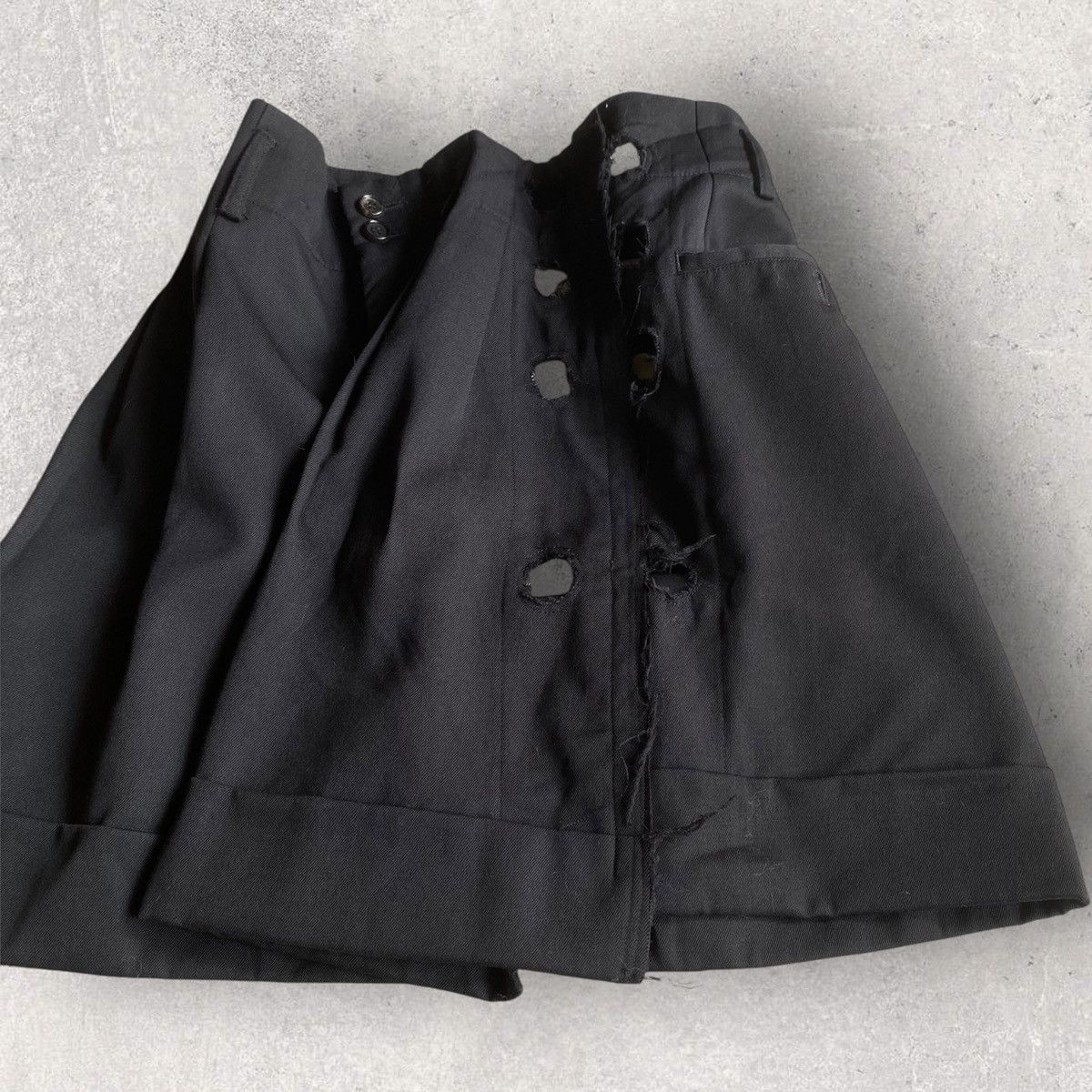 Comme des Garcons 2015 Comme Des Garcons Side Holes Pleats Shorts Size 27" / US 4 / IT 40 - 5 Thumbnail