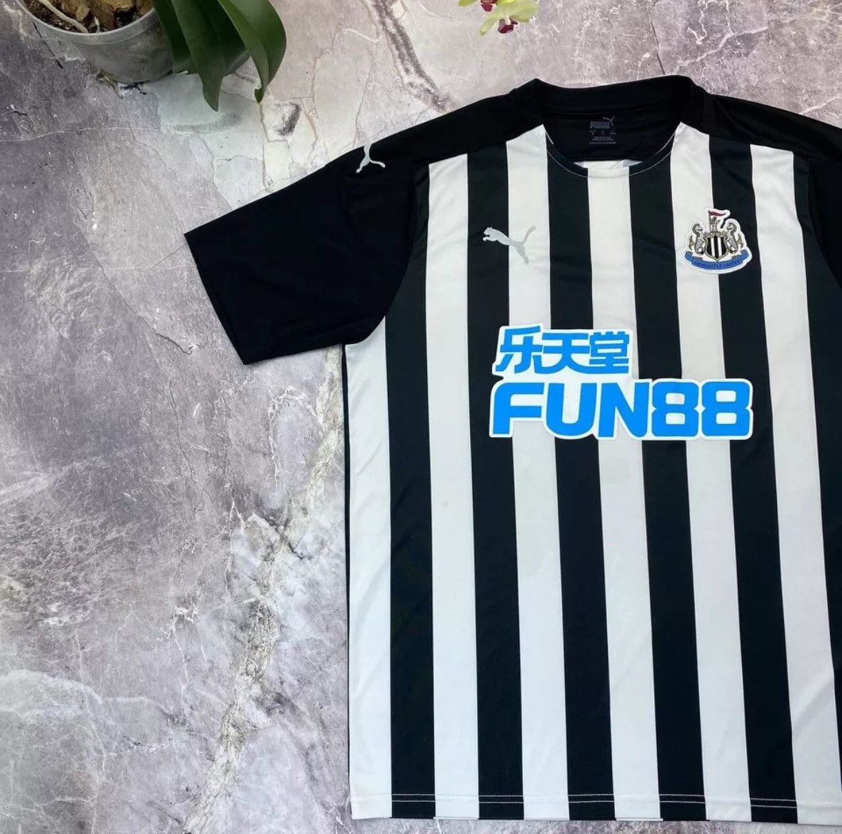 Puma NEWCASTLE UNITED 2017/2018 HOME FOOTBALL SHIRT PUMA JERSEY Size US XL / EU 56 / 4 - 4 Thumbnail