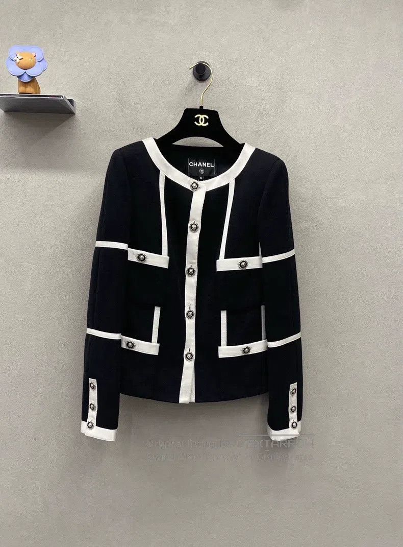Chanel Chanel White hook-edged lion head button jacket Size XS / US 0-2 / IT 36-38 - 1 Thumbnail