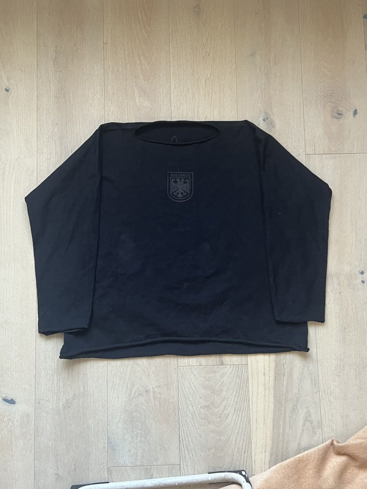 Yeezy Yeezy small vultures logo black longsleeve size 1 Size US S / EU 44-46 / 1 - 2 Thumbnail
