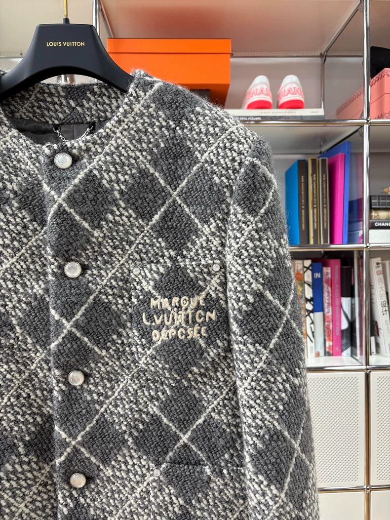 Louis Vuitton Louis Vuitton Rhombic plaid wool grey and white coat for t Size US M / EU 48-50 / 2 - 3 Thumbnail