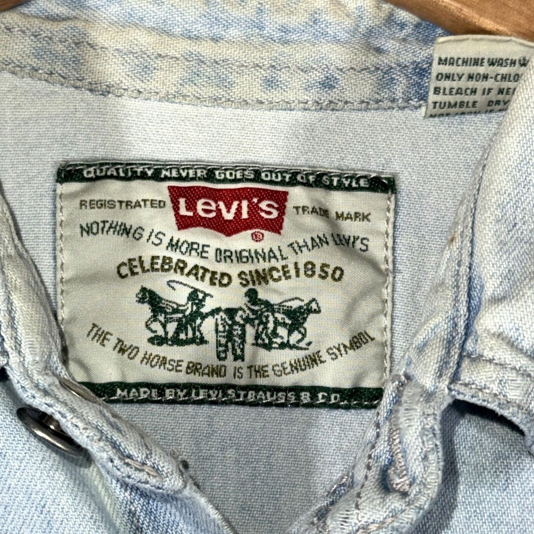 Levi's VINTAGE Levi's Light Wash Distressed Denim Shirt Mens M Long Sleeve Button-Up Collar Pocket 100% Cotton Blue Size US M / EU 48-50 / 2 - 3 Thumbnail