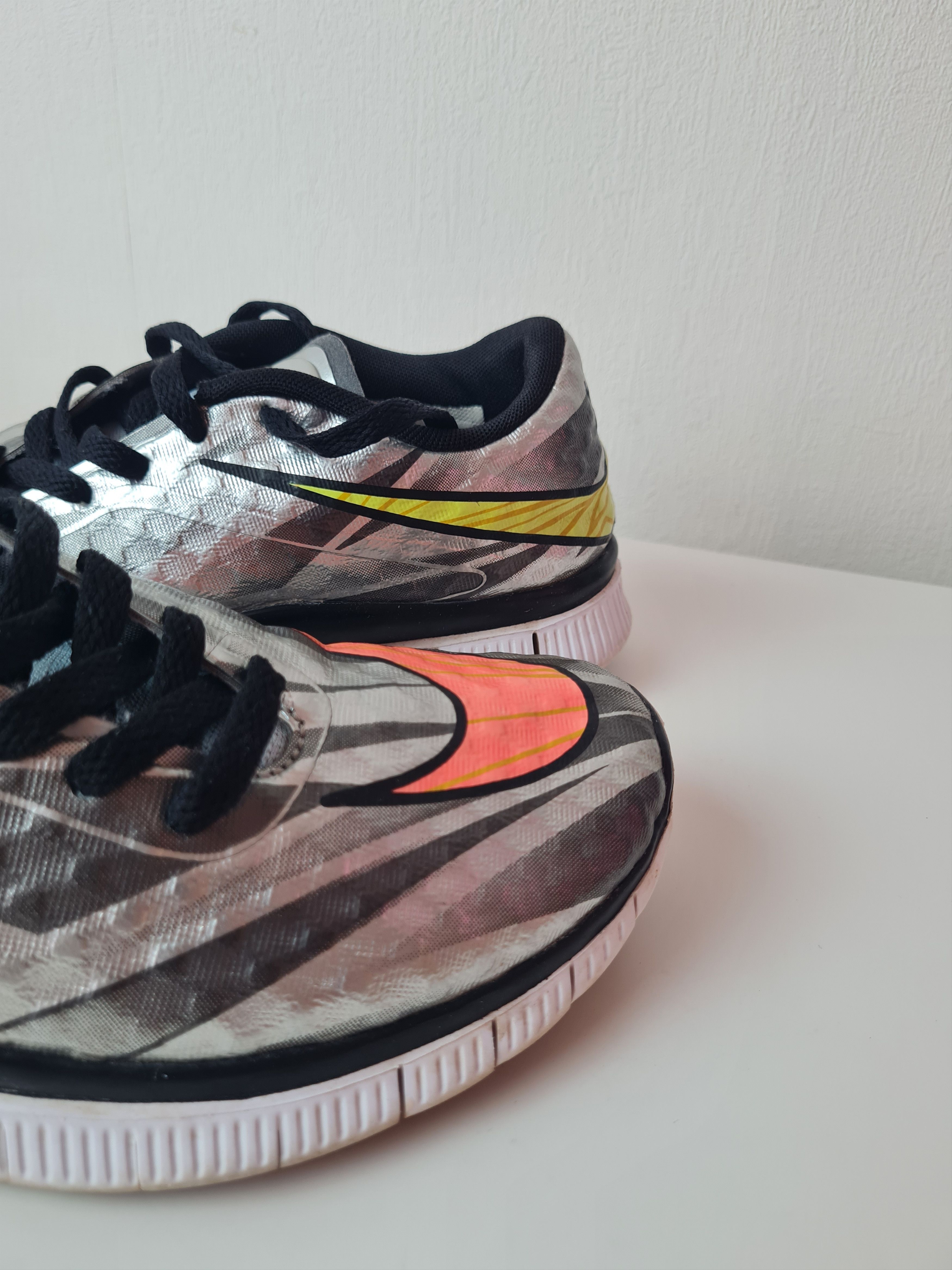Nike Nike free hypervenom (GS) trainers 705390 002 sneakers shoes Size US 6 / EU 39 - 2 Thumbnail