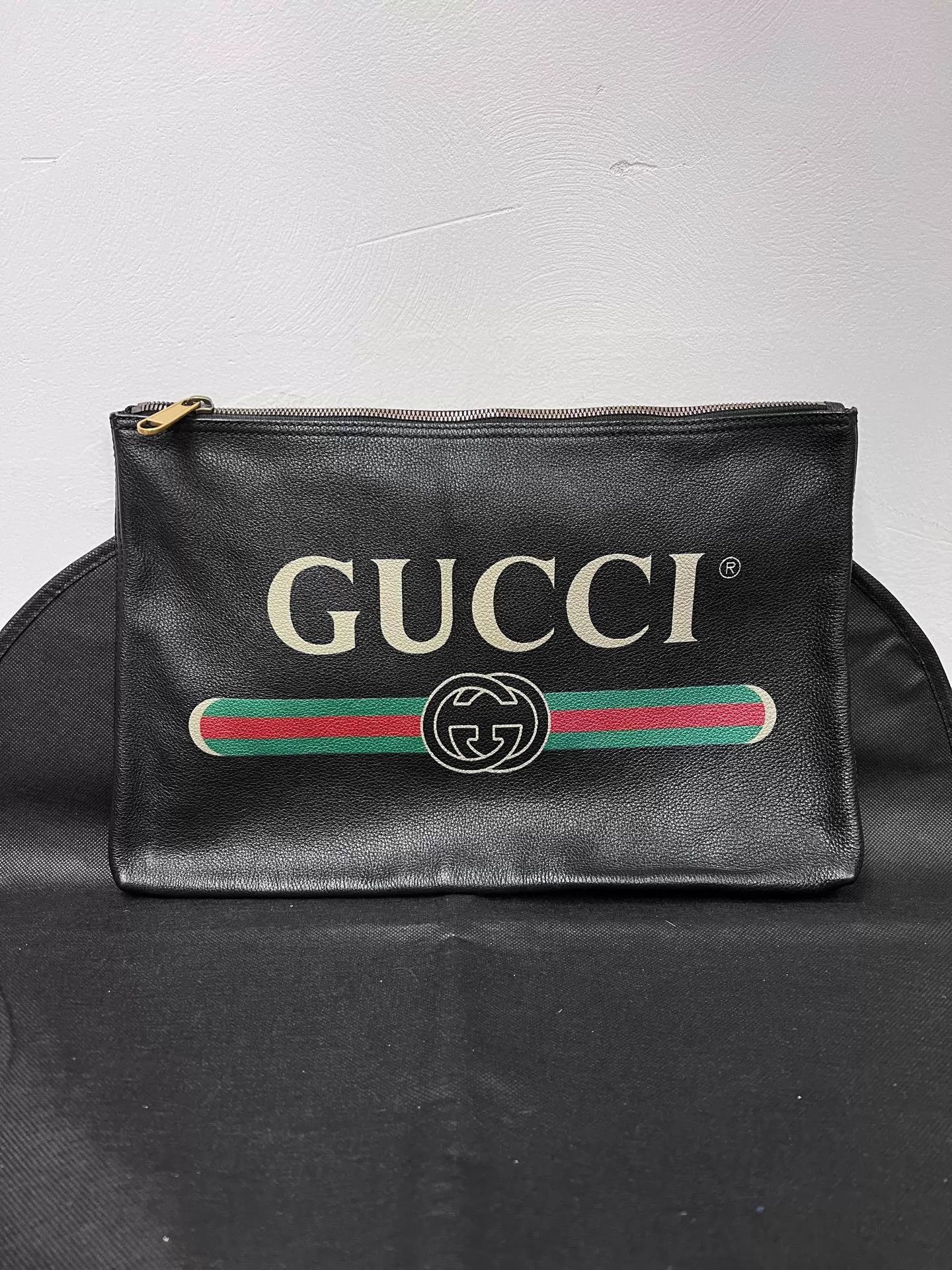Gucci Gucci Men's Black Belt Print Litchi Cowhide Clutch Like New Size ONE SIZE - 1 Thumbnail