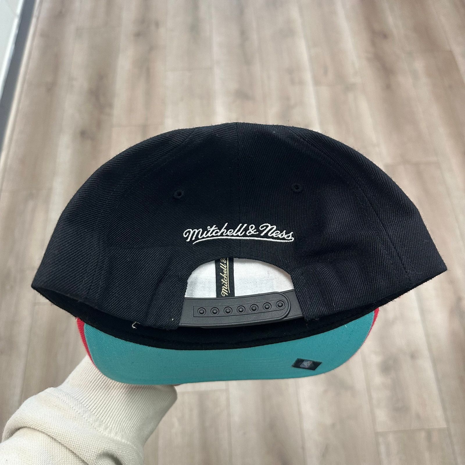 Mitchell & Ness Mitchell & Ness San Antonio Spurs NBA 2-Tone Snapback hat Size ONE SIZE - 4 Thumbnail