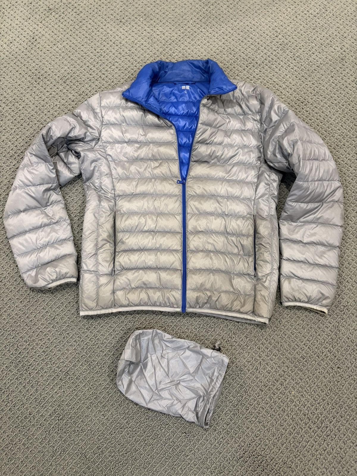 Uniqlo Ultralight weight down jacket in silver and royal like new Size US S / EU 44-46 / 1 - 1 Thumbnail