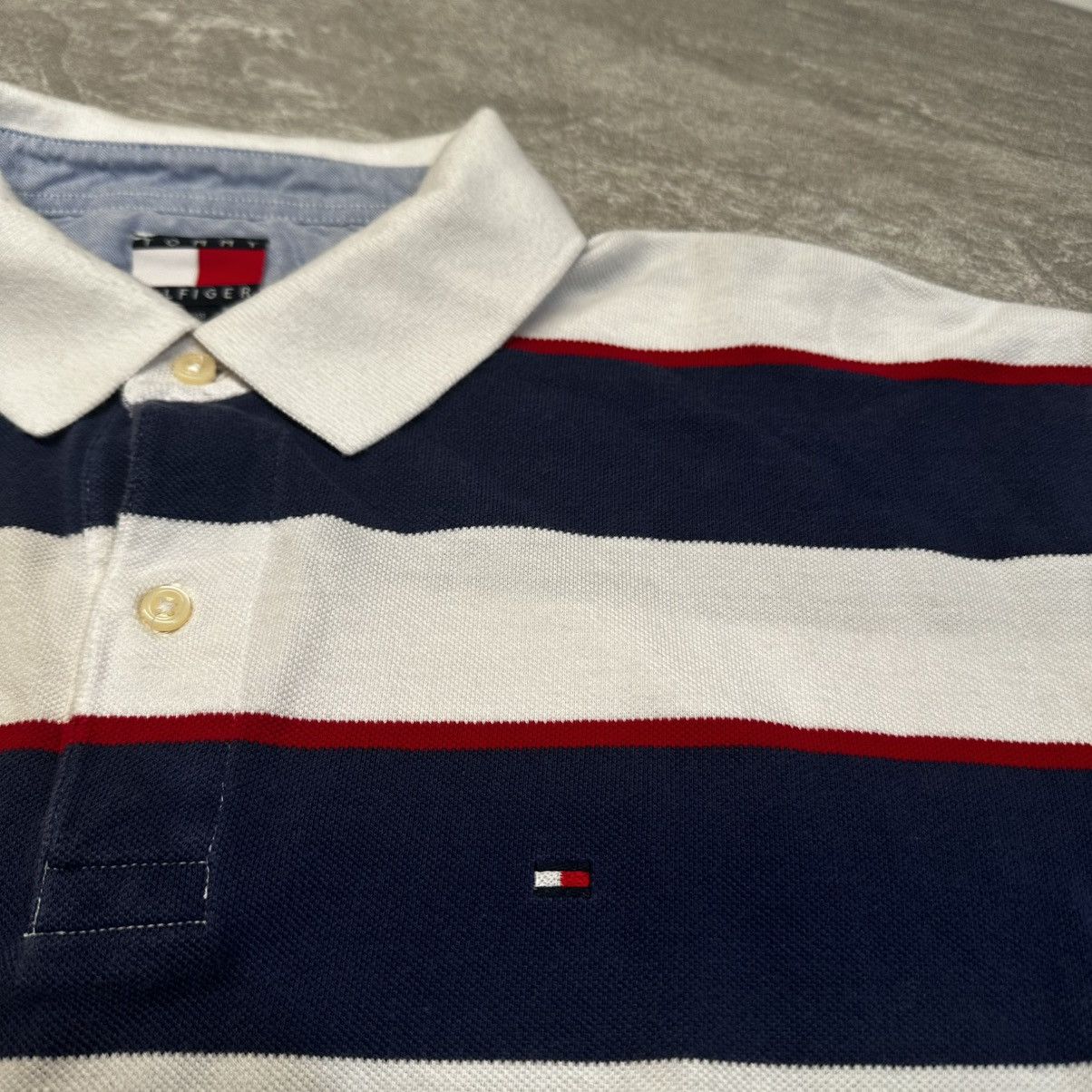 Tommy Hilfiger × Vintage Vintage Tommy Hilfiger Polo Shirt Logo Embroidered Striped Size US XL / EU 56 / 4 - 2 Thumbnail