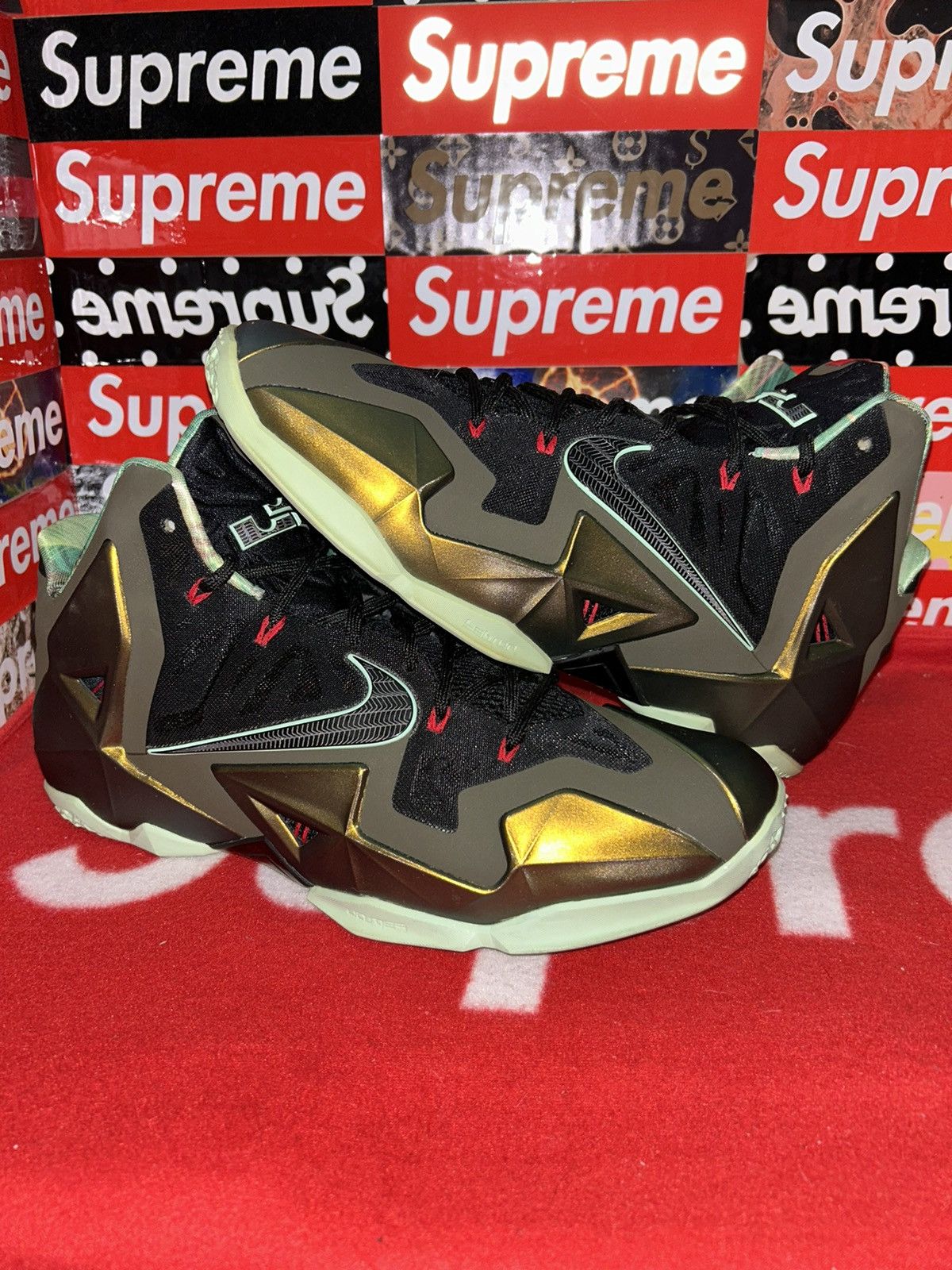 Nike Nike LeBron 11 King's Pride 616175-700 size 13 with box Size US 13 / EU 46 - 1 Thumbnail