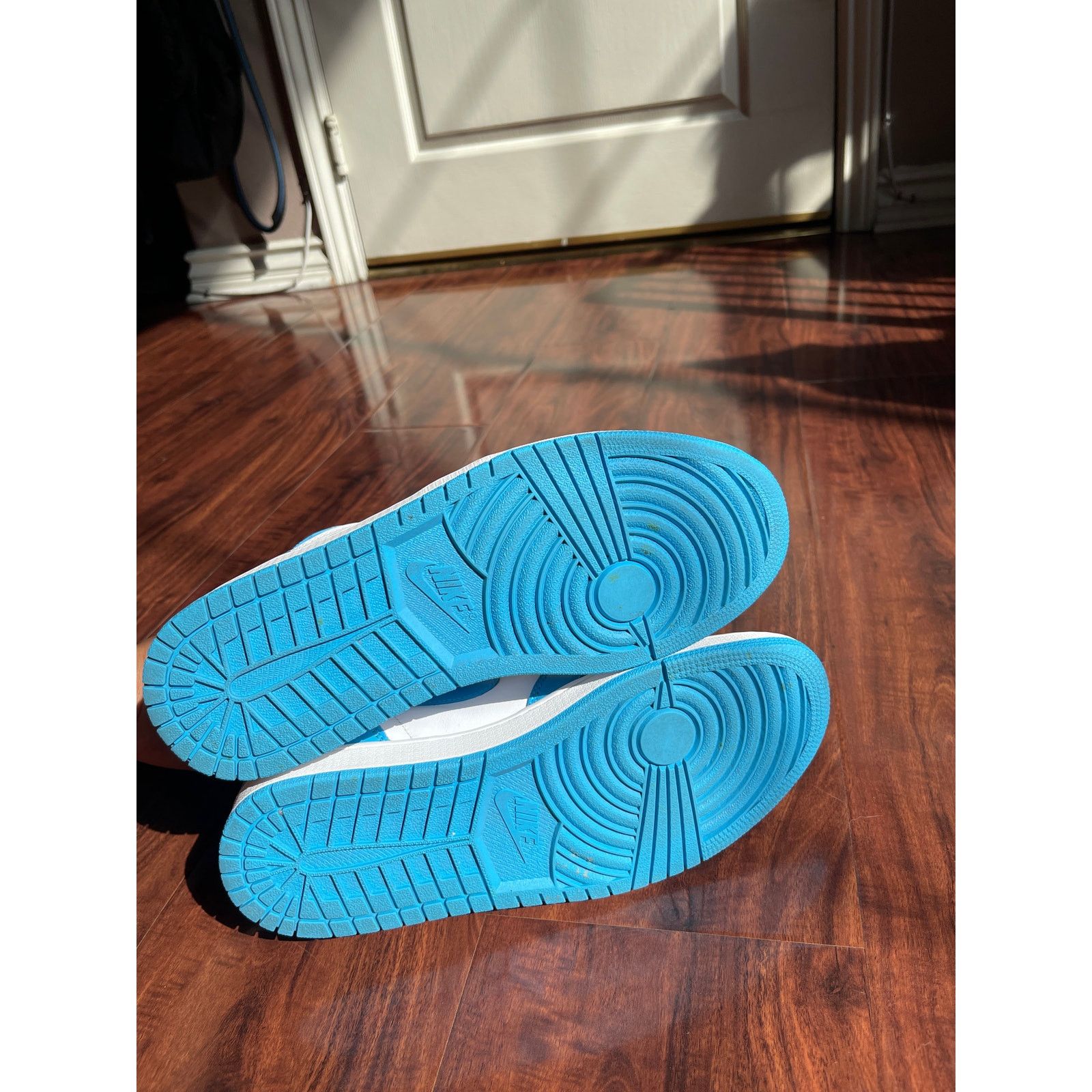 Jordan Brand 2015 Air Jordan 1 Retro High OG "UNC" Size US 9 / EU 42 - 5 Thumbnail