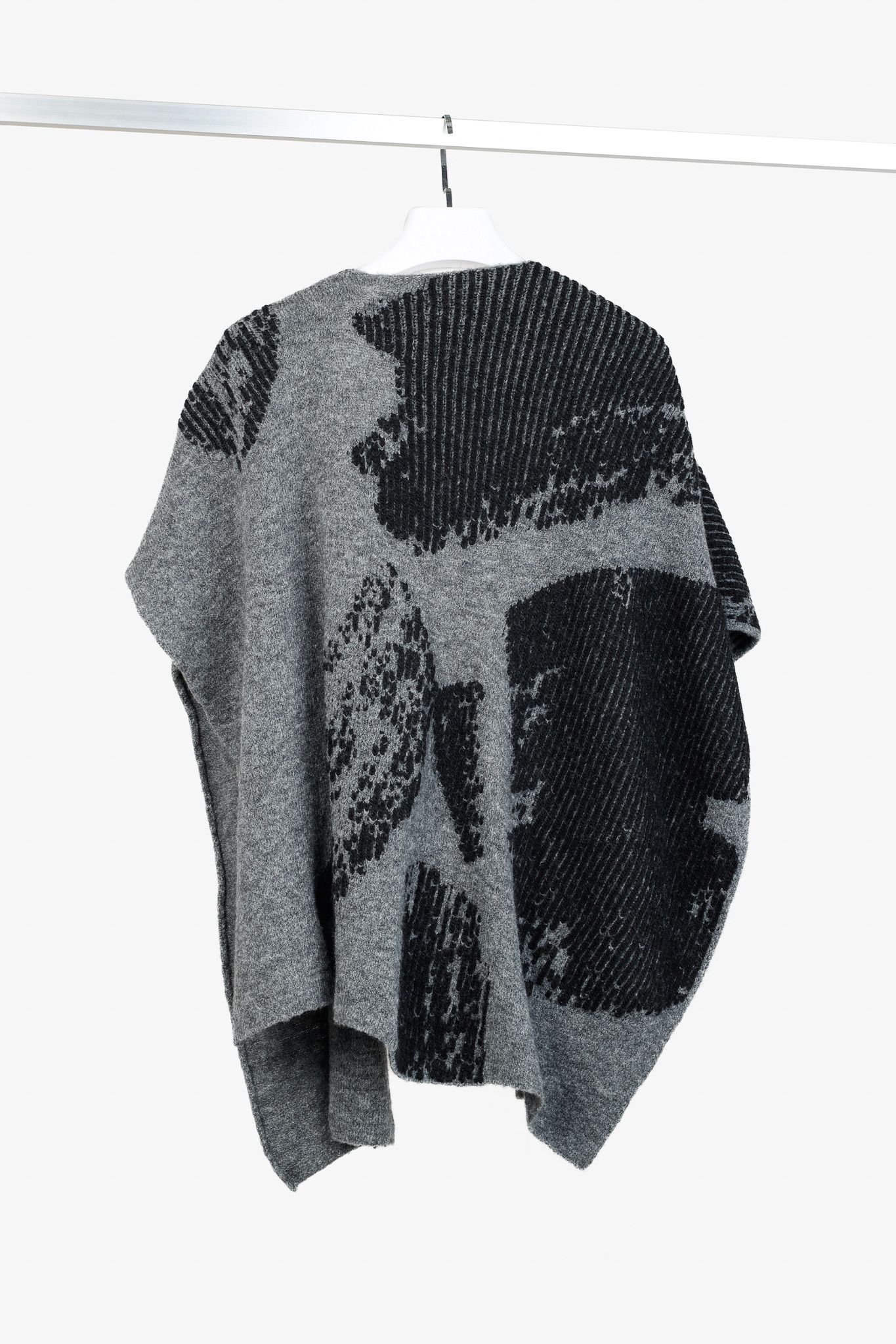 Other Crea Concept AW/19 Abstract-Embroidery Knit Shawl Size ONE SIZE - 2 Thumbnail