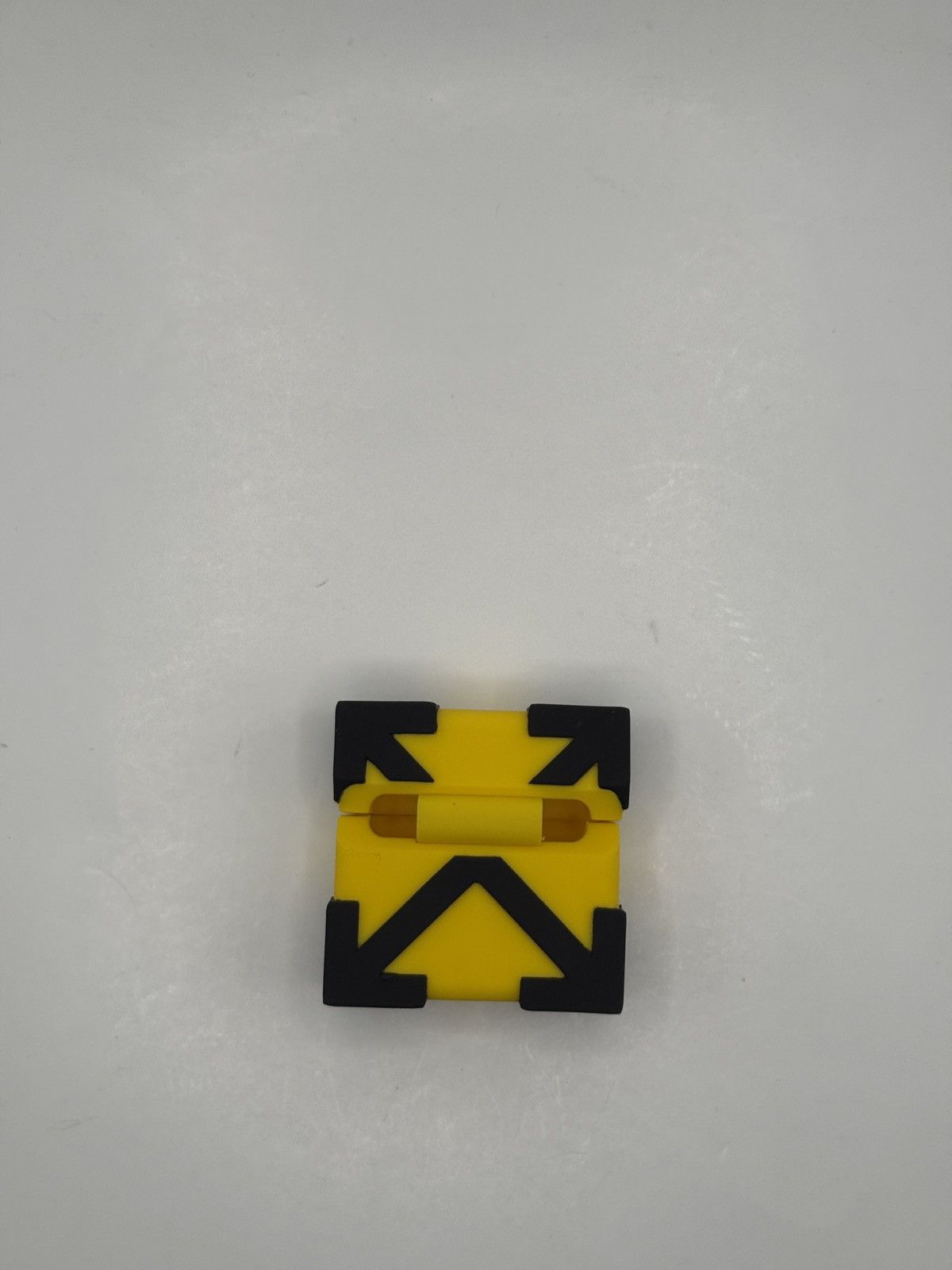 Off-White Off-White Arrow Yellow Airpod Case Size ONE SIZE - 3 Thumbnail