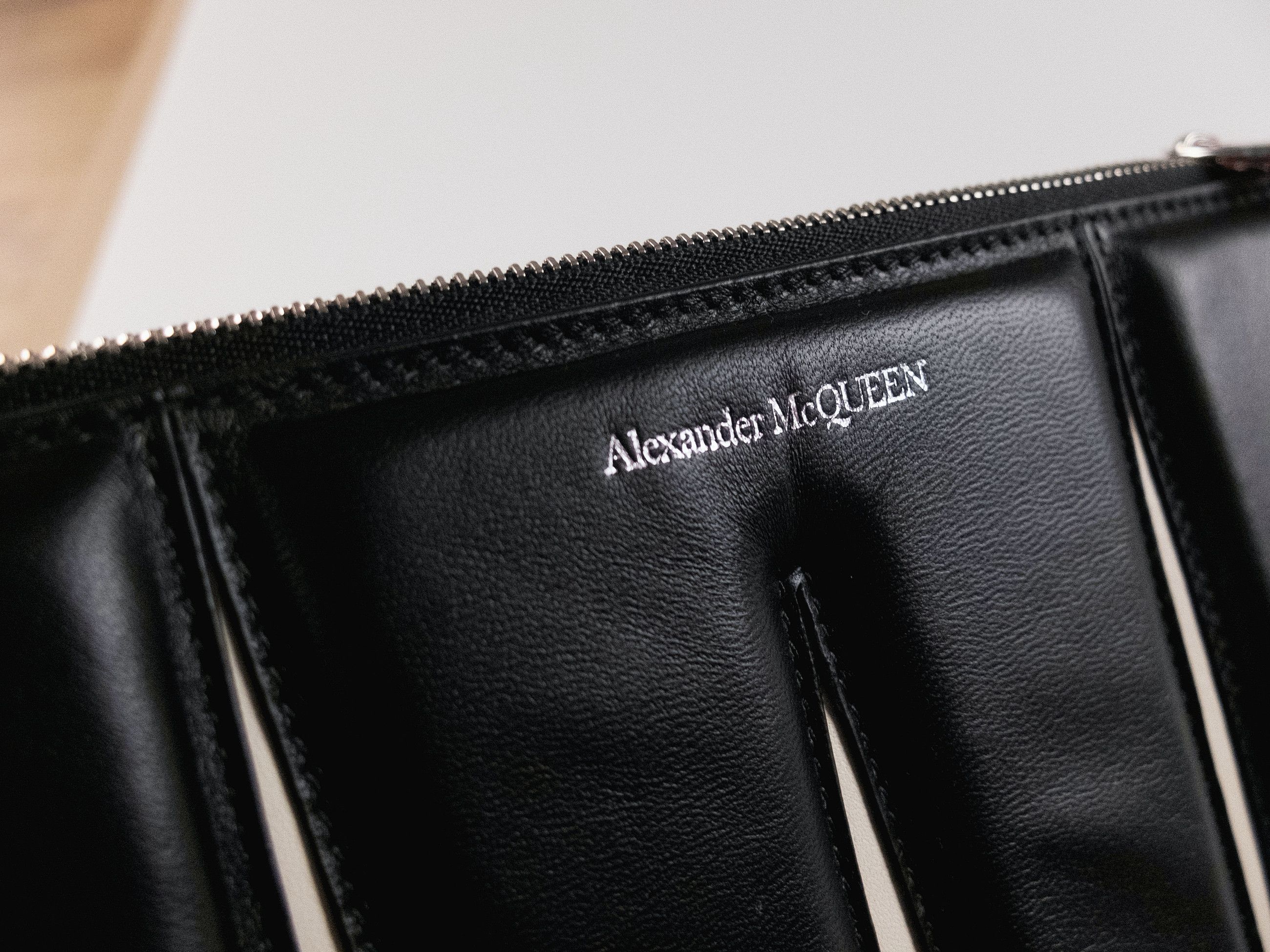 Alexander McQueen ALEXANDER MCQUEEN Slash black zip coin bag with chain strap Size ONE SIZE - 11 Thumbnail