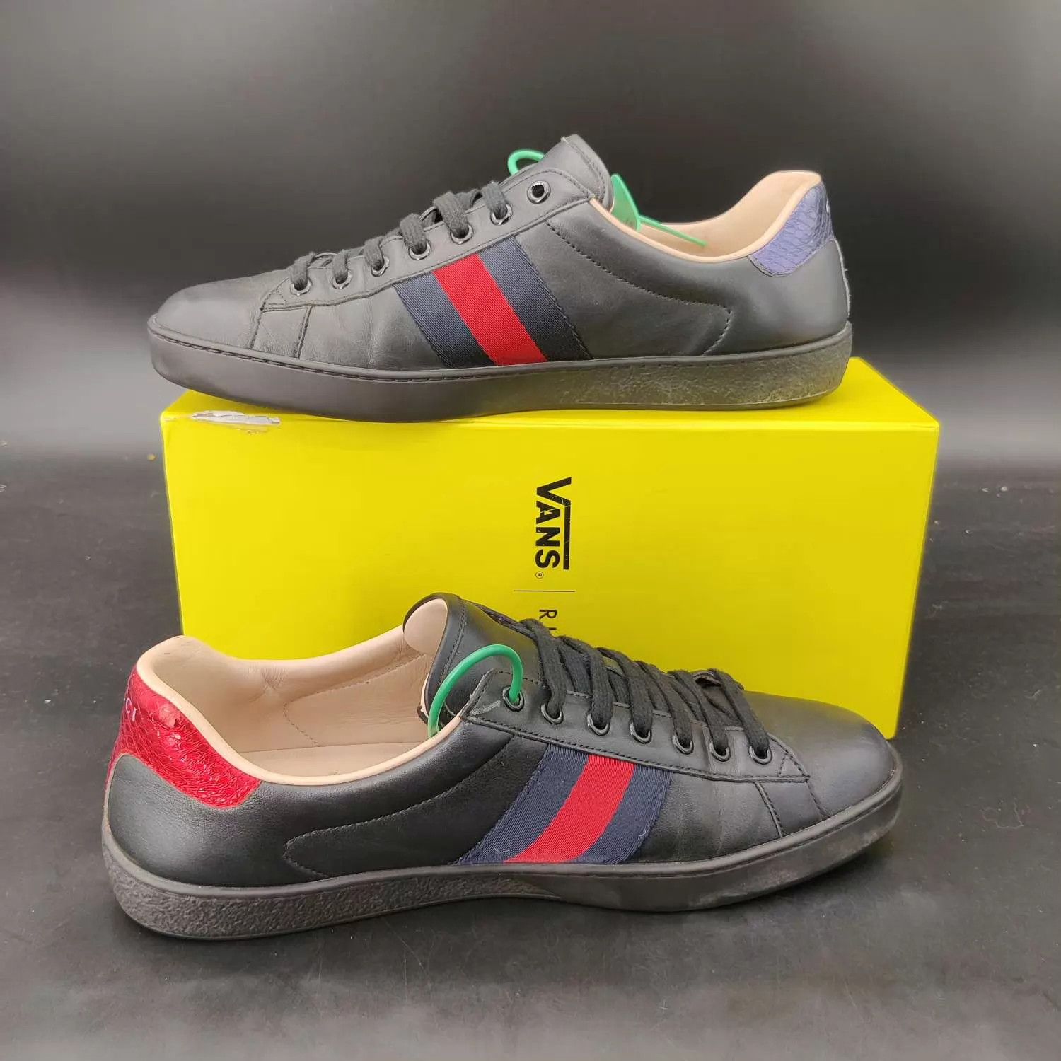 Gucci Gucci Ace Black Embroidered Bee Sneaker 43.5 Like New Size US 10.5 / EU 43-44 - 2 Thumbnail