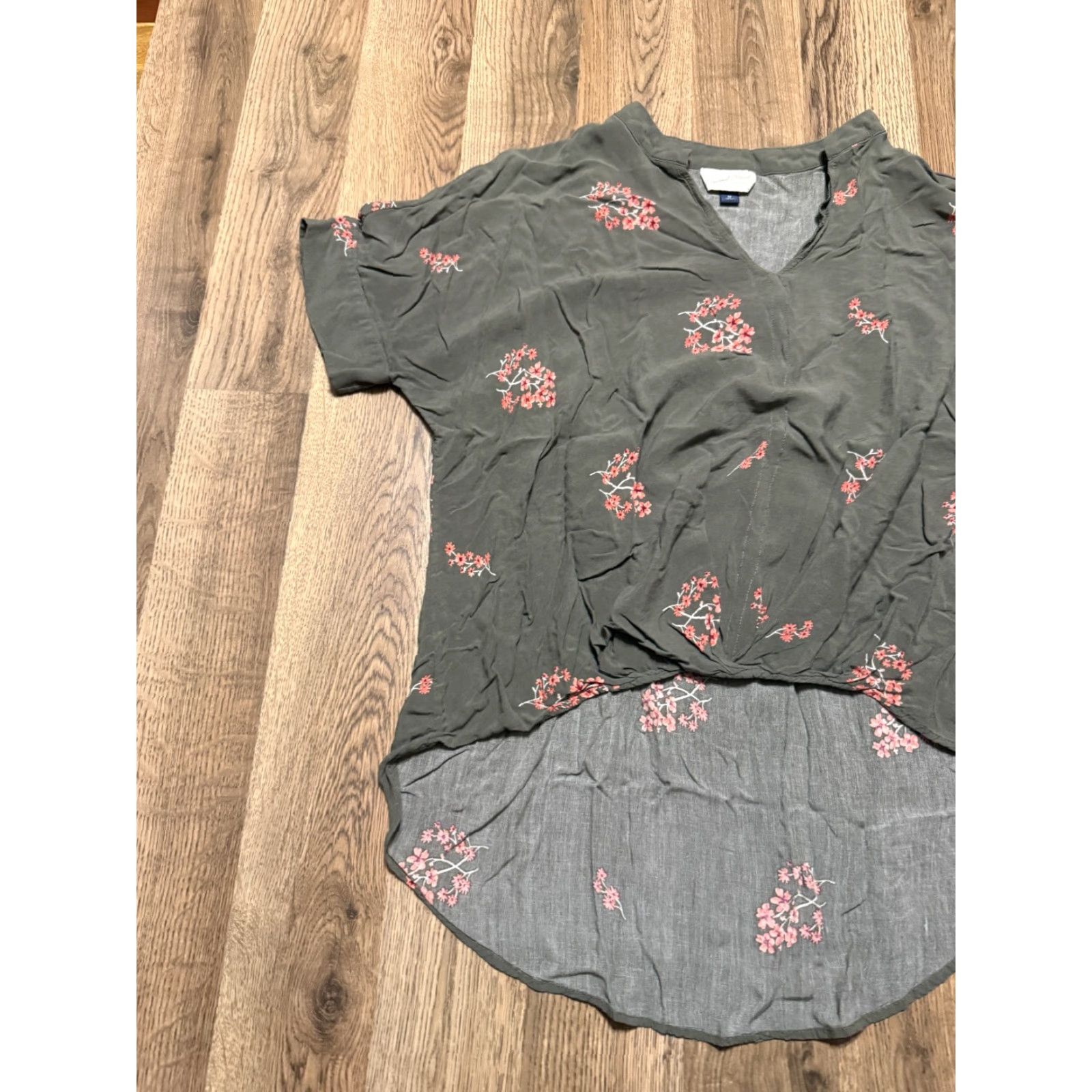 Vintage Universal Thread Blouse Women's Size Medium Green Pink White Duck Tail V-neck Size M / US 6-8 / IT 42-44 - 3 Thumbnail