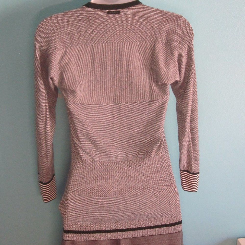 GF Ferre GF Gianfranco Ferre Italian Sweater Top About Size XS Size XS / US 0-2 / IT 36-38 - 4 Thumbnail