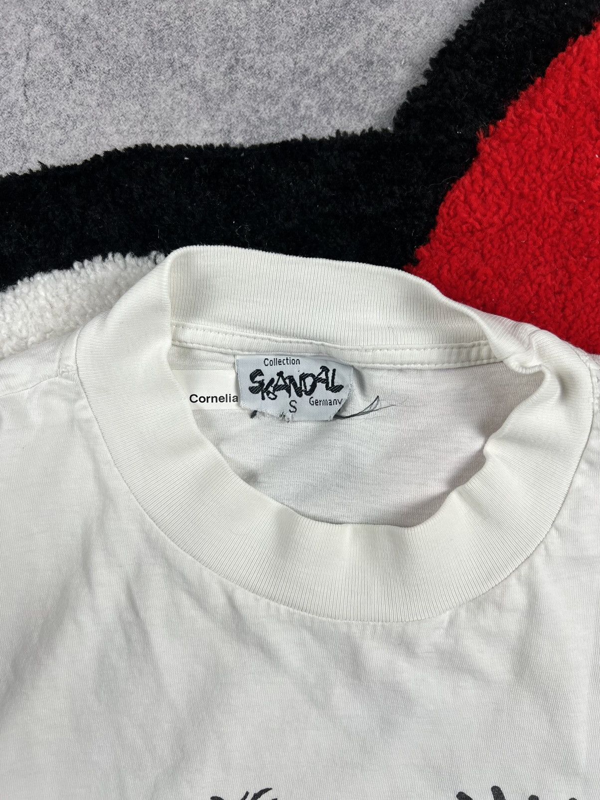 Vintage Vintage 1993 Skandals Germany Family Y2K Faded Tee Shirt Size US S / EU 44-46 / 1 - 6 Thumbnail