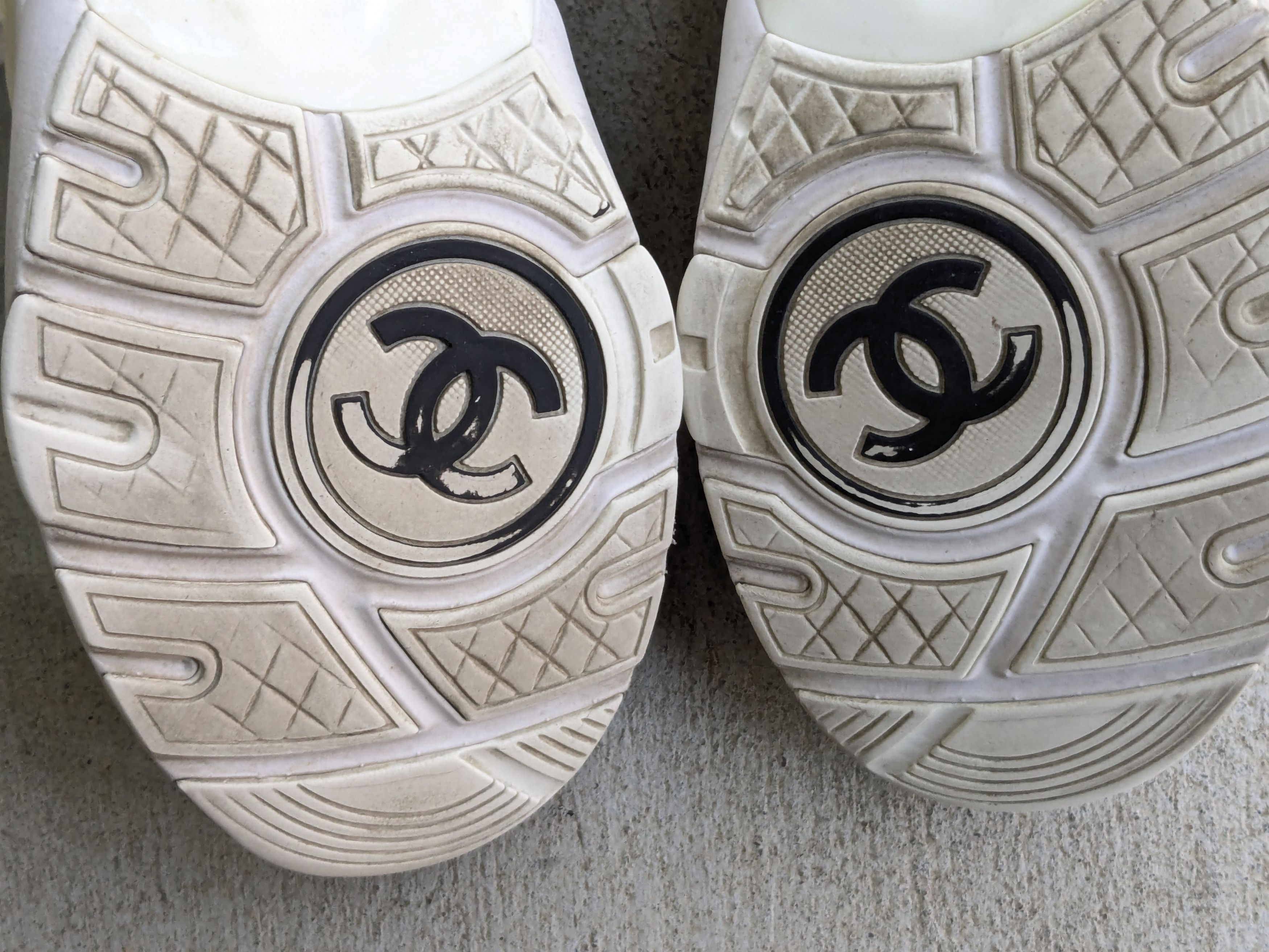 Chanel Chanel CC Logo Runners Sneakers White Cream 9 42 Suede Size US 9 / EU 42 - 16 Thumbnail