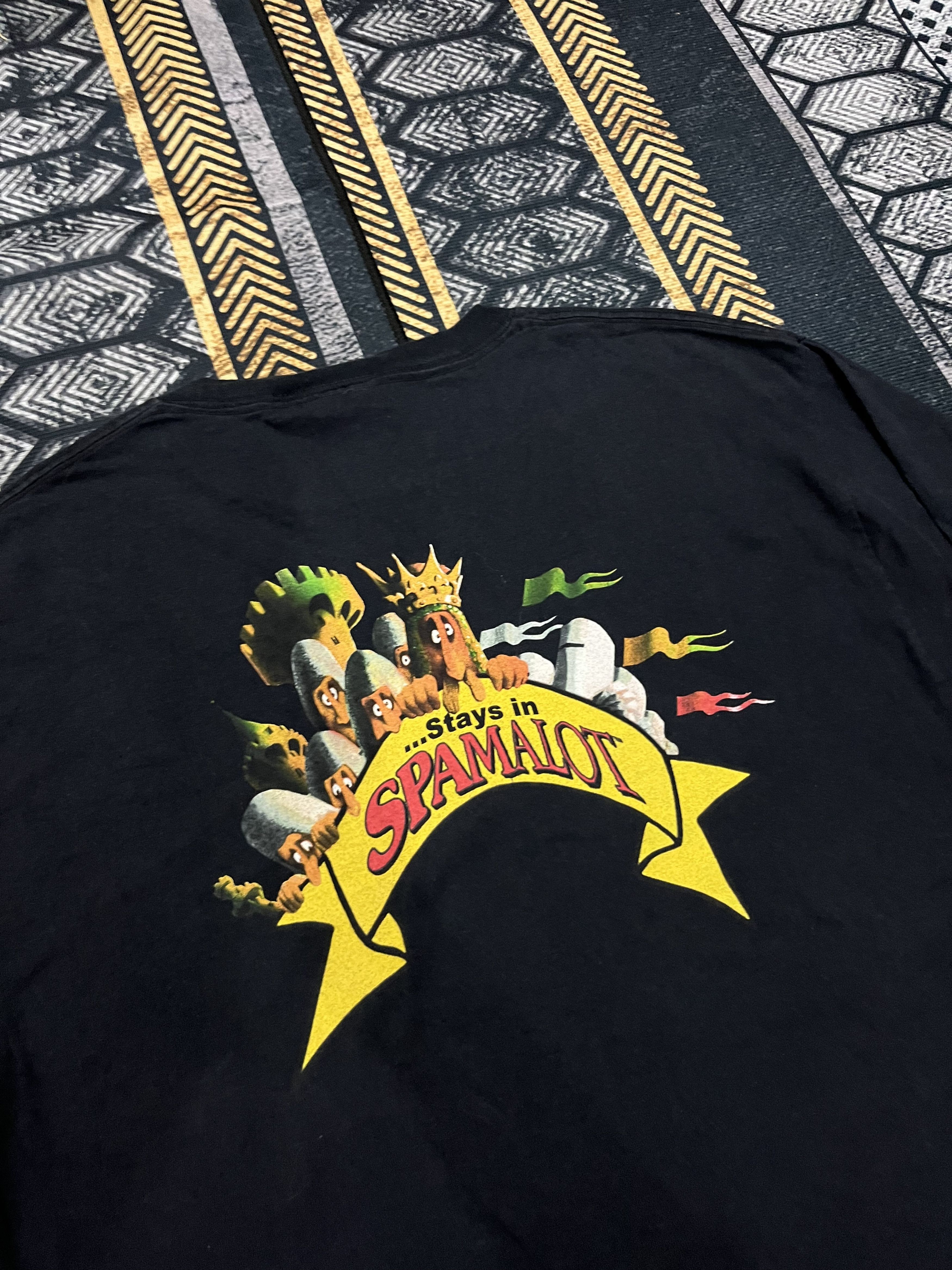 Expert Horror 🔥 MONTHY PHYTON STAYS IN SPAMALOT TEE Size US L / EU 52-54 / 3 - 3 Thumbnail