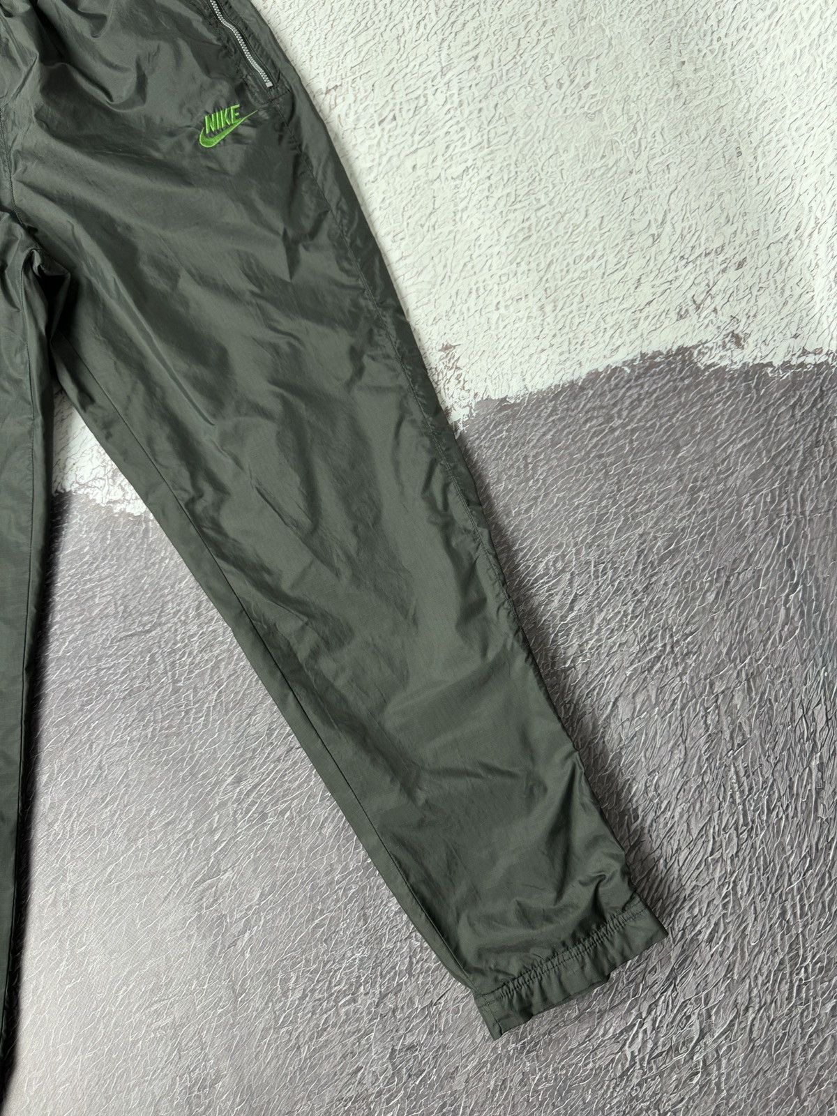 Nike Nike Vintage 90s black nylon shimmer logo swoosh track pants Size US 32 / EU 48 - 4 Thumbnail