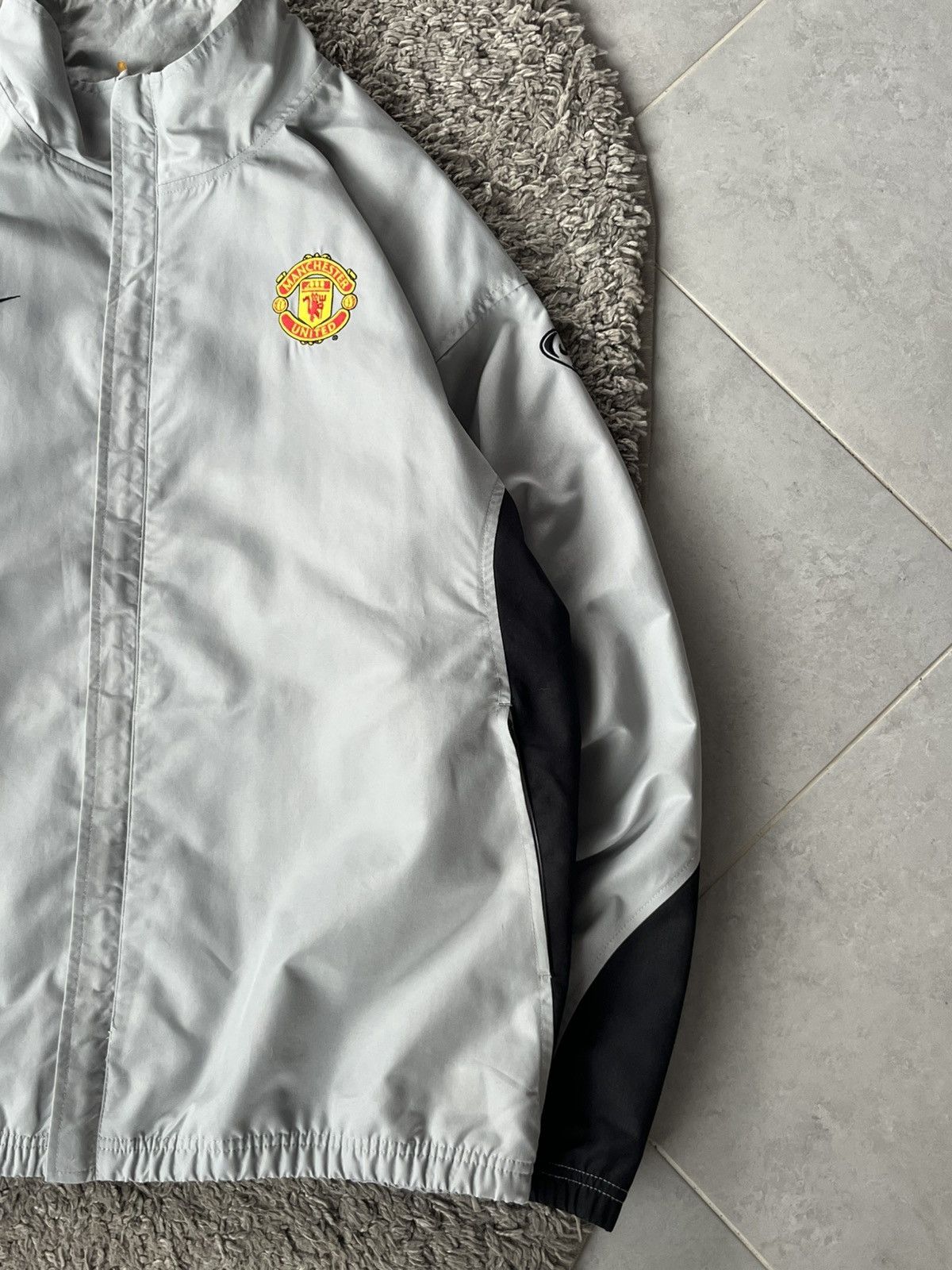 Nike Vintage Nike Light Jacket Soccer football Manchester United Size US L / EU 52-54 / 3 - 3 Thumbnail