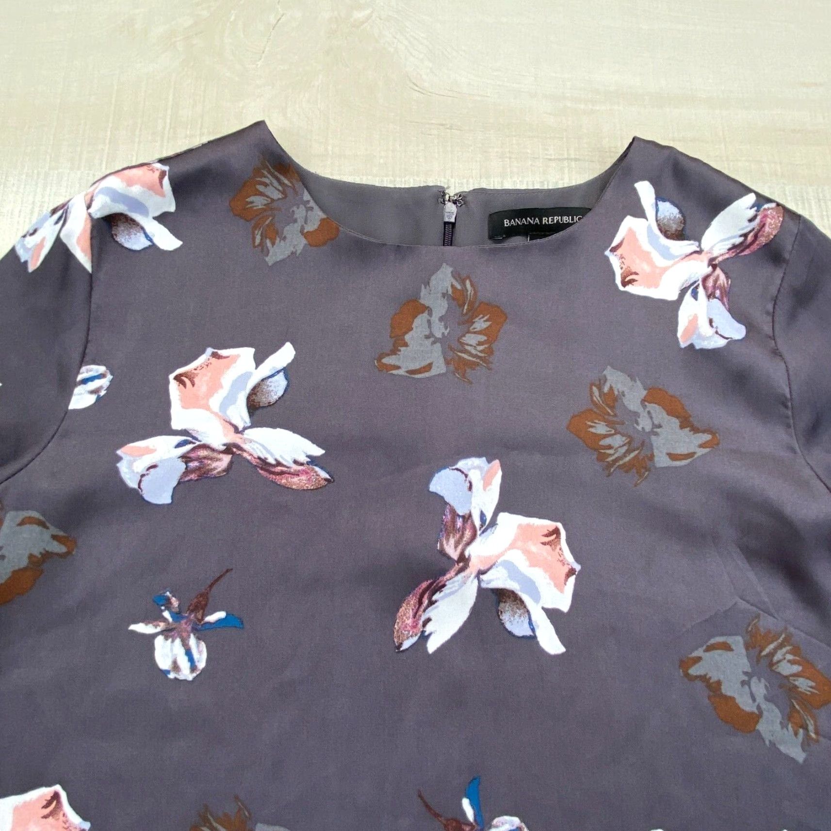 Banana Republic Banana Republic Womens Blouse Small Gray Floral Satin Long Sleeve Regular Fit Casual Size S / US 4 / IT 40 - 2 Thumbnail
