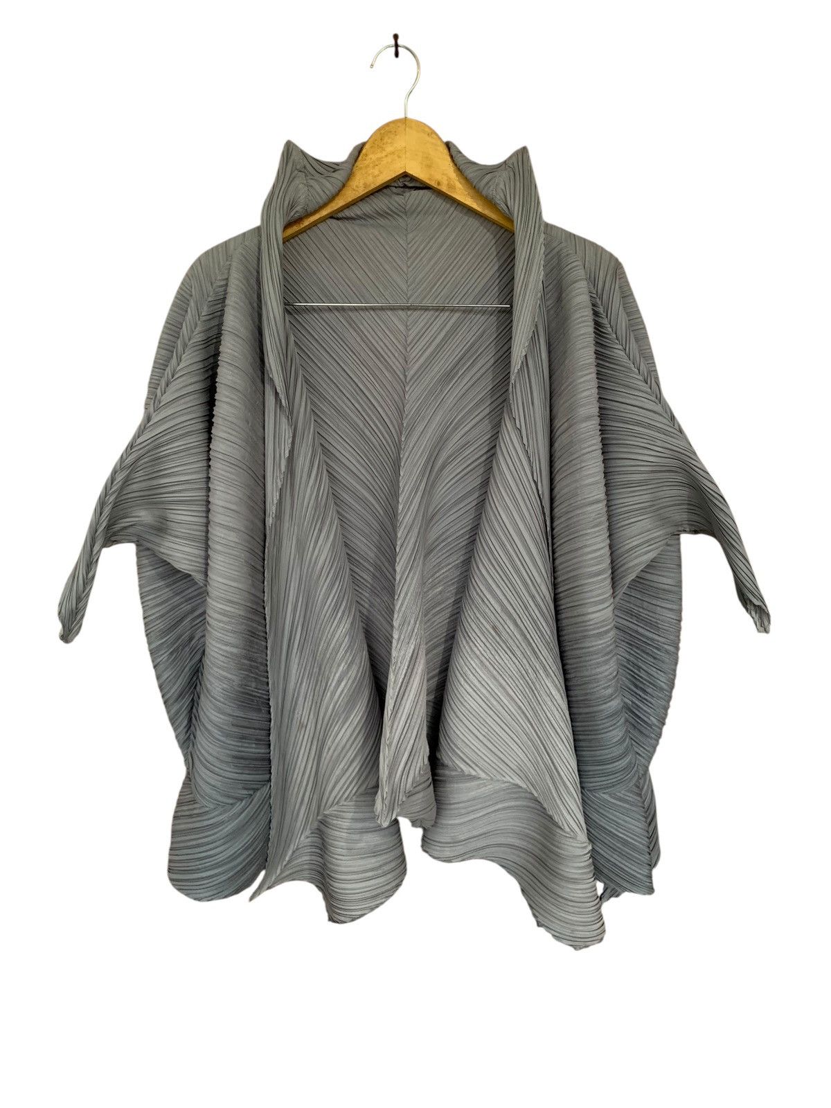 Issey Miyake 90s Issey Miyake Batwing 3D pleated gradient cardigan Size US M / EU 48-50 / 2 - 1 Thumbnail
