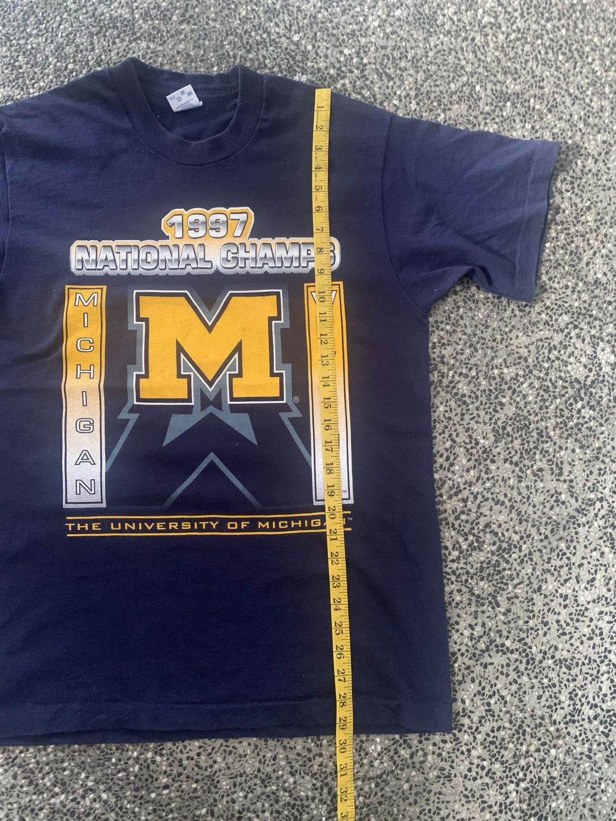 Vintage Vintage 1997 National Champ Machigan Wolverines Football Tee Size US L / EU 52-54 / 3 - 8 Thumbnail