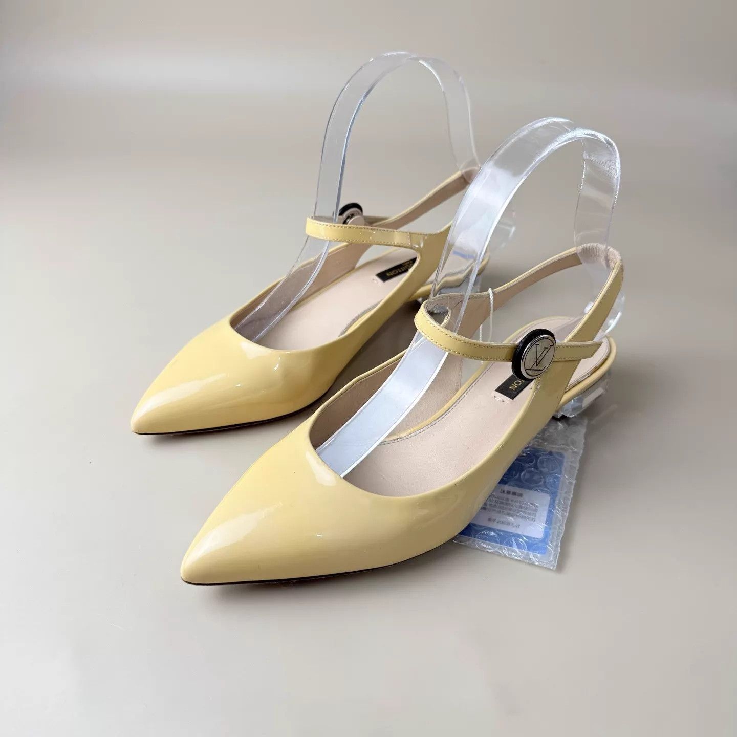 Louis Vuitton LV Cream Yellow Strap Sandals Gold Logo EU35.5 MINT Size US 5 / IT 35 - 1 Thumbnail