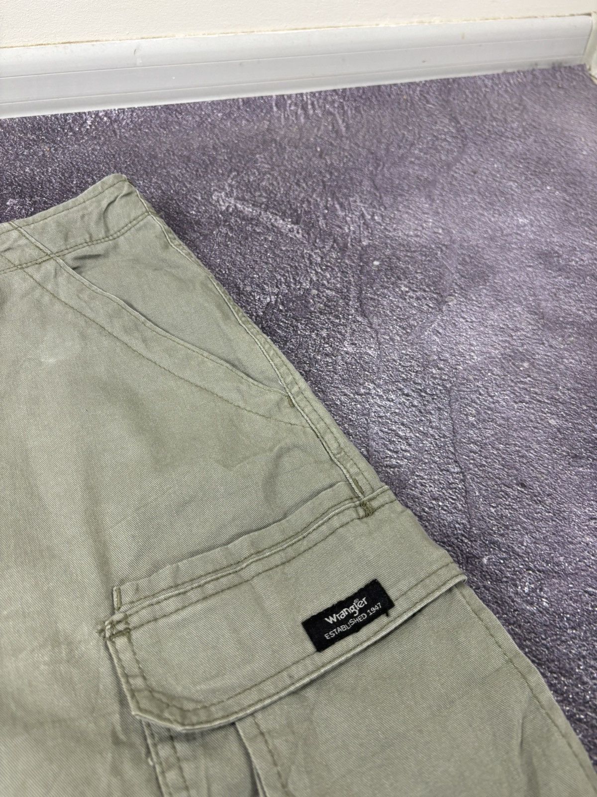 Vintage Vintage Wrangler USA Relaxed Fit Khaki Green Cargo Shorts Size US 38 / EU 54 - 8 Thumbnail