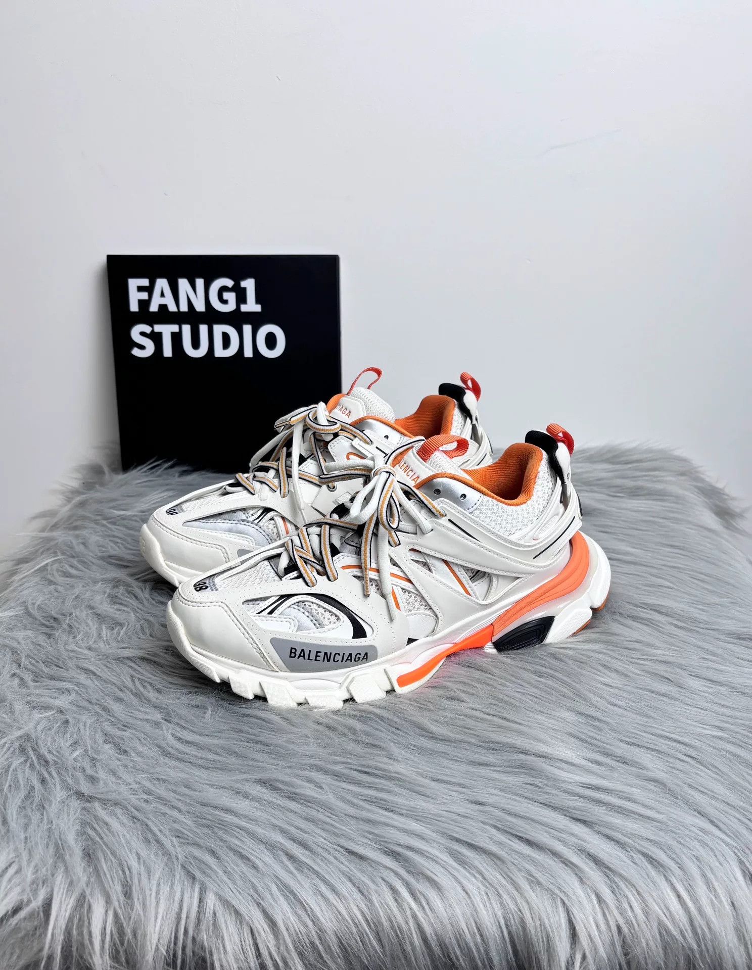 Balenciaga Balenciaga White Lowtop Sneakers us_7-5 Women Size US 7.5 / IT 37.5 - 1 Thumbnail