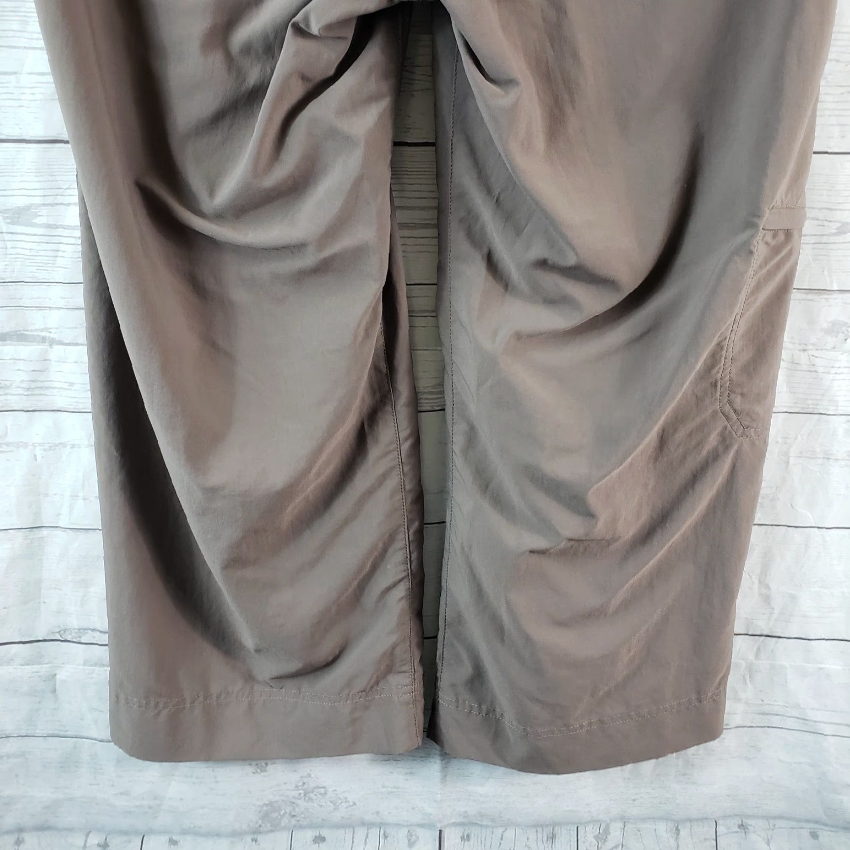 Patagonia Patagonia Womens Cropped Pants Sz 8 Taupe Mid Rise Cargo Pocket Pants Women's 8 Brown Cropped Pockets Patagonia Size 30" / US 8 / IT 44 - 5 Thumbnail