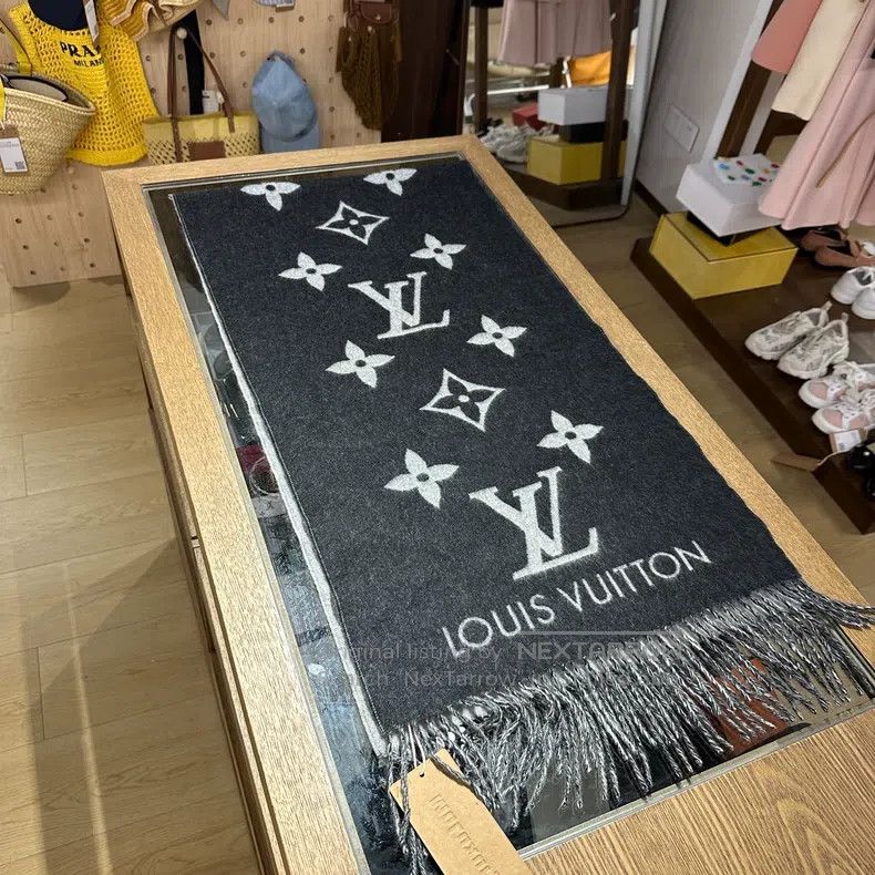 Louis Vuitton Louis Vuitton Full Logo Fringe Cashmere Scarf Size ONE SIZE - 1 Thumbnail