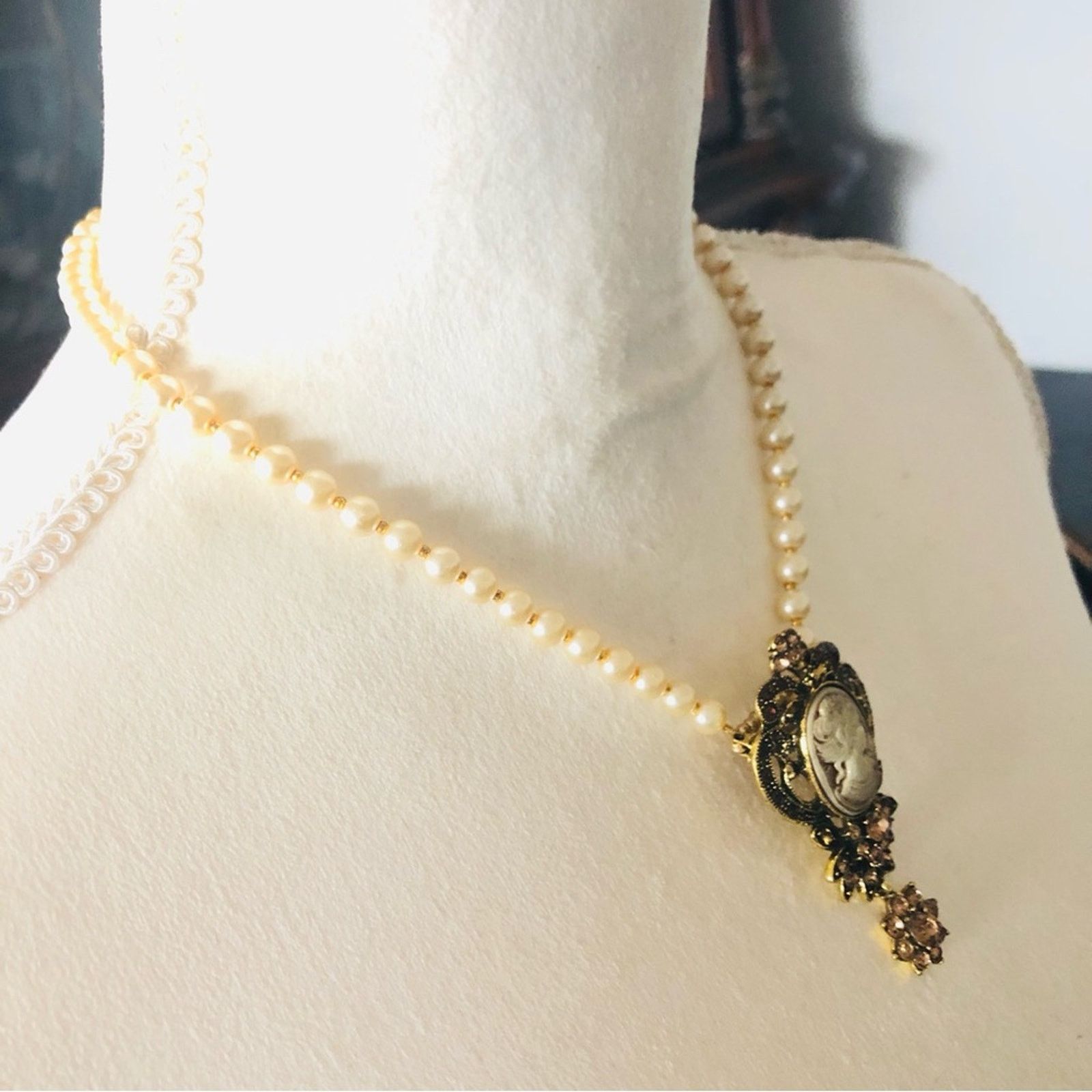 Handmade Handcrafted repurpose victorian lady cameo Pearl necklace Size ONE SIZE - 4 Thumbnail