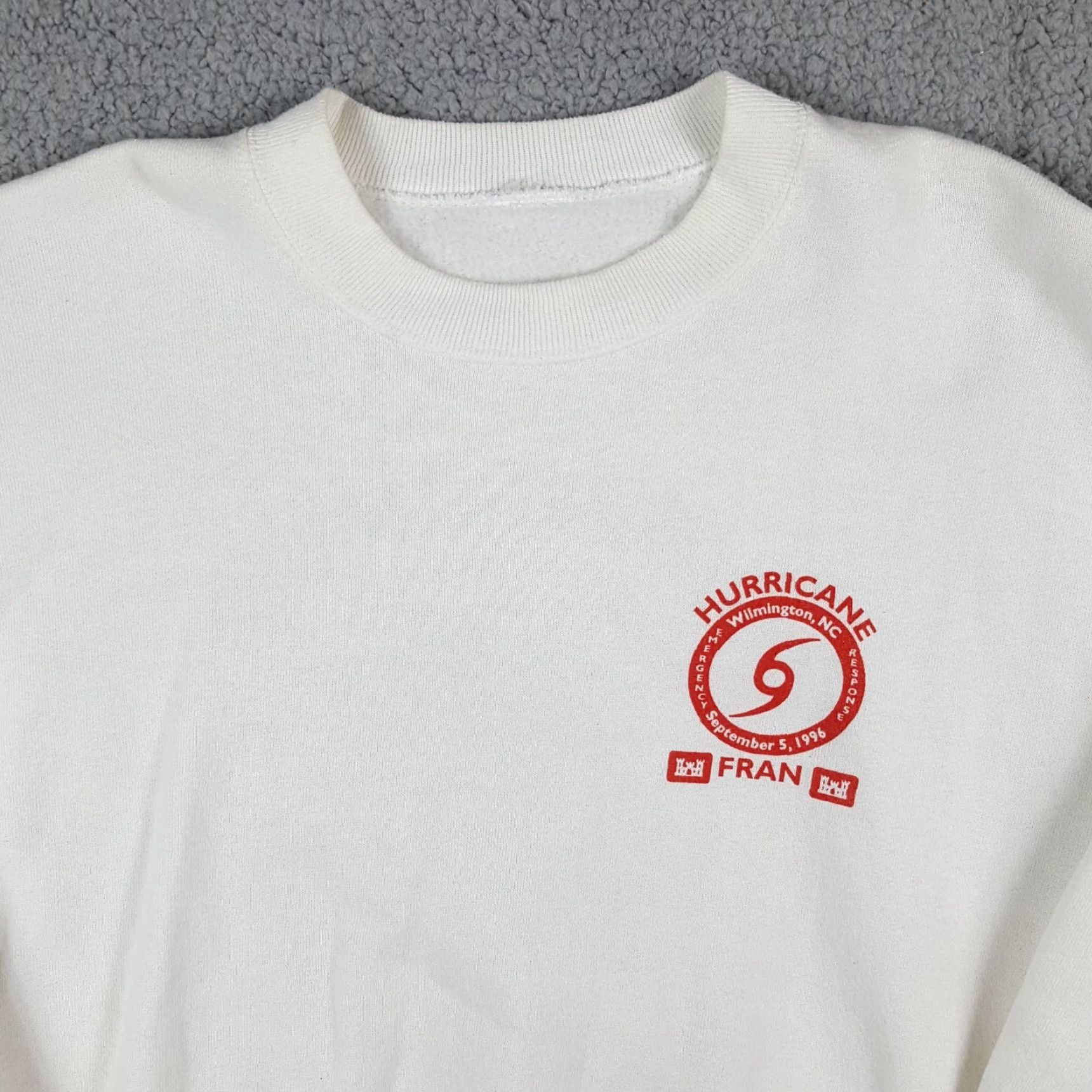 Hanes VINTAGE Hurricane Fran Emergency Team 90s Small Pullover Crewneck Sweatshirt Mens Sweatshirt Size US S / EU 44-46 / 1 - 3 Thumbnail