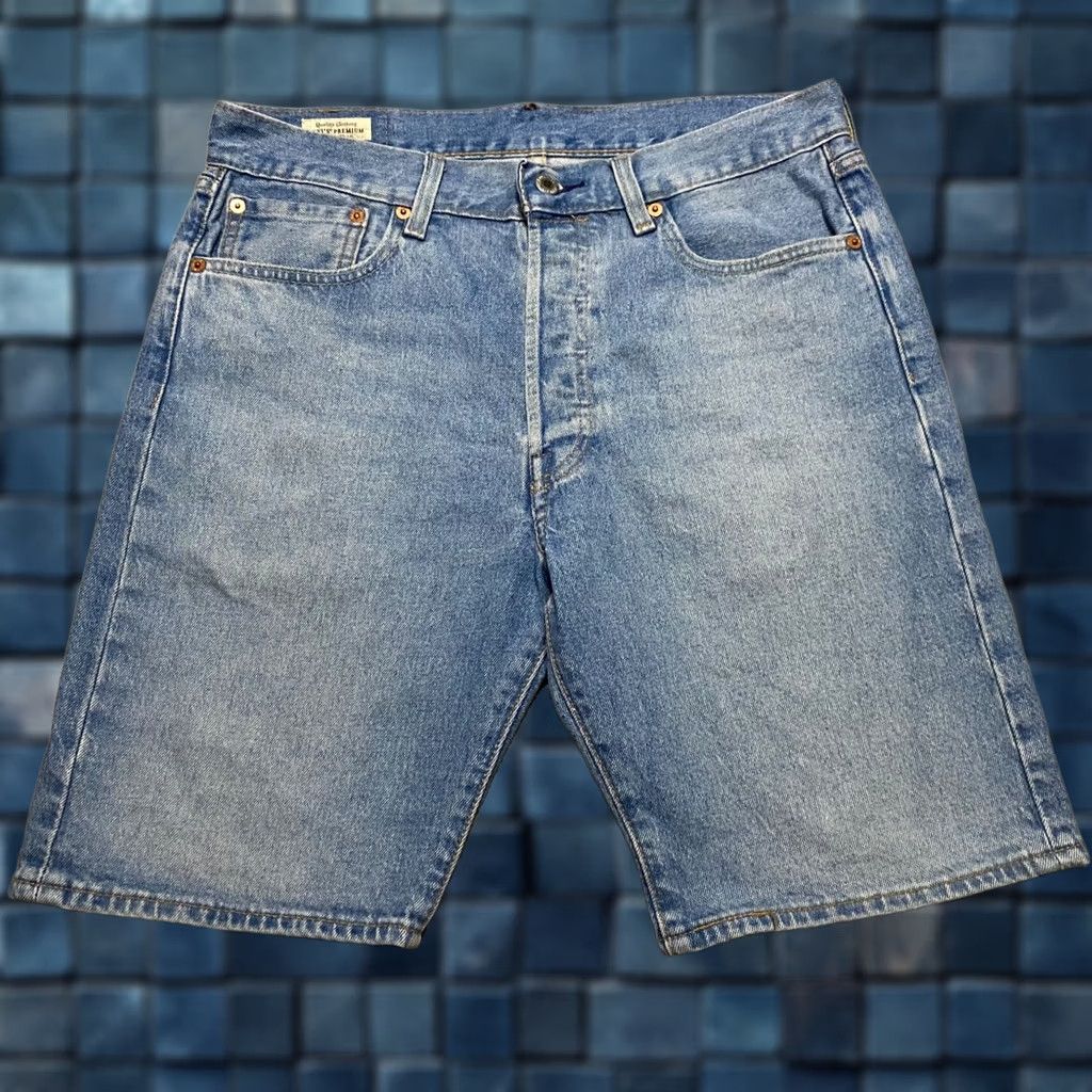 Levi's Levi's Blue Denim Bermuda Shorts 32 Mens Medium Wash 9 Inseam Pockets 5-Pocket Design Regular Rise Front Flat Front Shoes? Size US 32 / EU 48 - 1 Thumbnail
