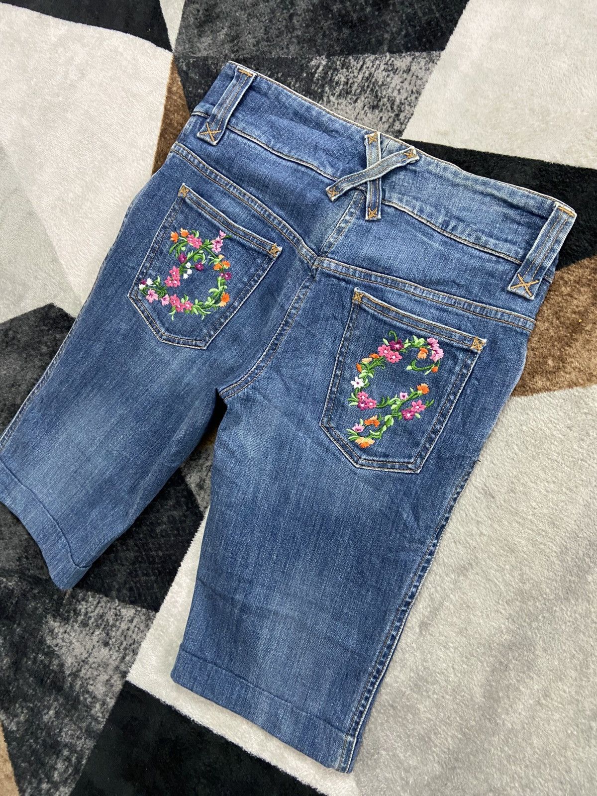 Dolce & Gabbana Dolce & Gabbana Embroidered Pocket Short Jeans Size 26" / US 2 / IT 38 - 5 Thumbnail