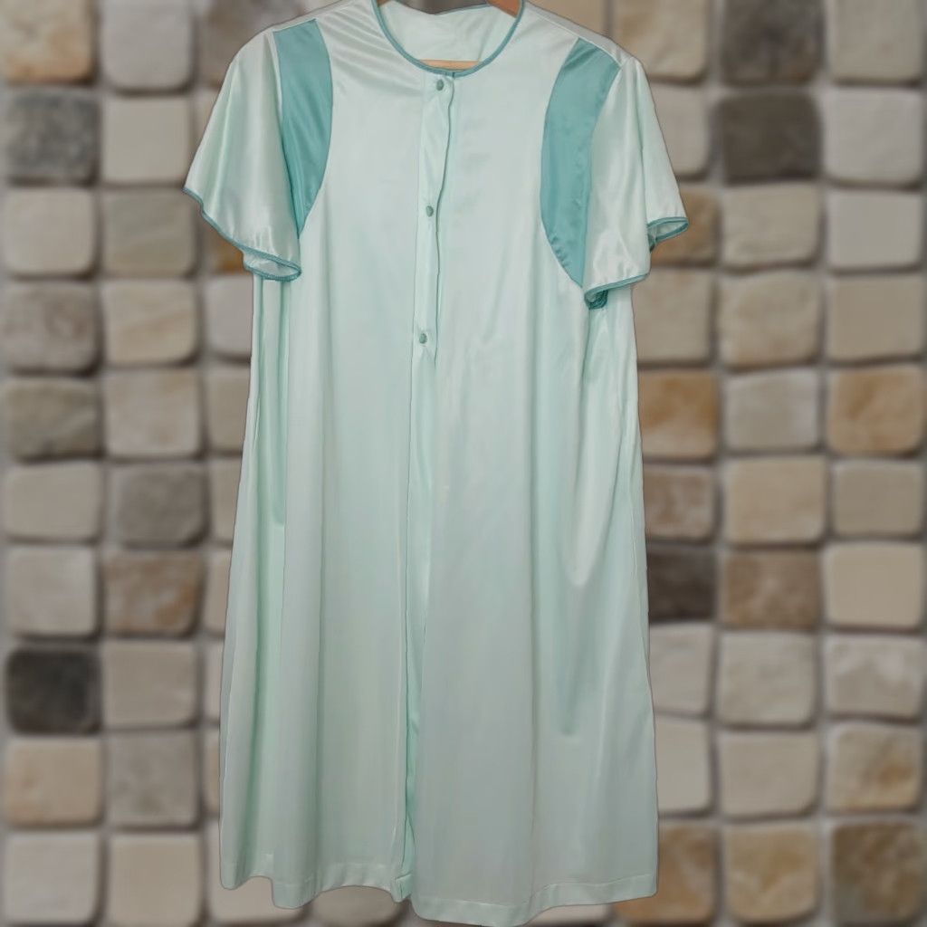 Vintage VINTAGE Pinehurst Lingerie Nightgown Womens M Mint Green Nylon 3-Button Flutter 46" Chest 41" Length Eveningwear Size ONE SIZE - 1 Thumbnail