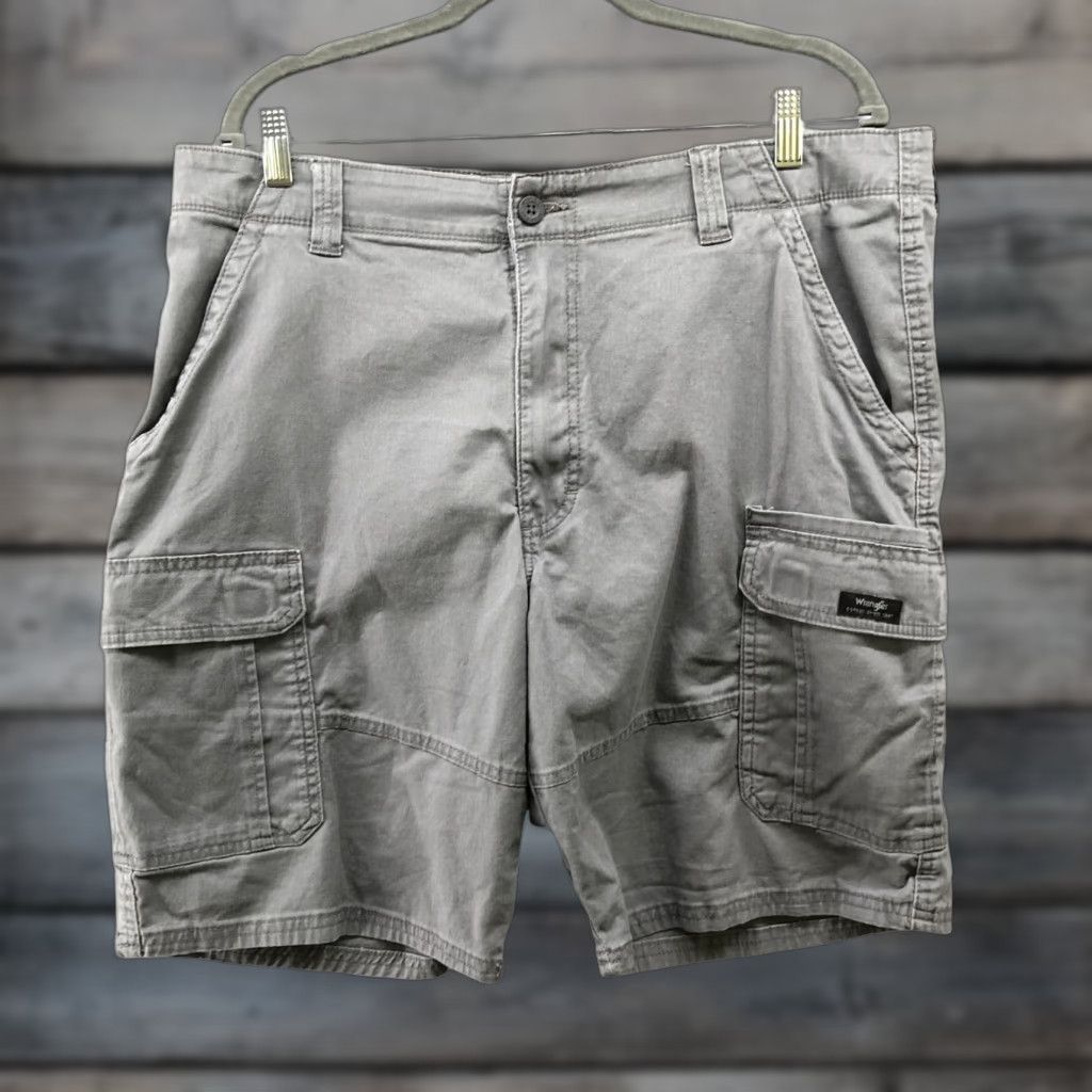 Wrangler Wrangler Cargo Shorts Mens 38 Gray Khaki Relaxed Fit Canvas Cotton Blend Cargo Pockets Outdoor Workwear 9 In Inseam Mens Size US 38 / EU 54 - 1 Thumbnail