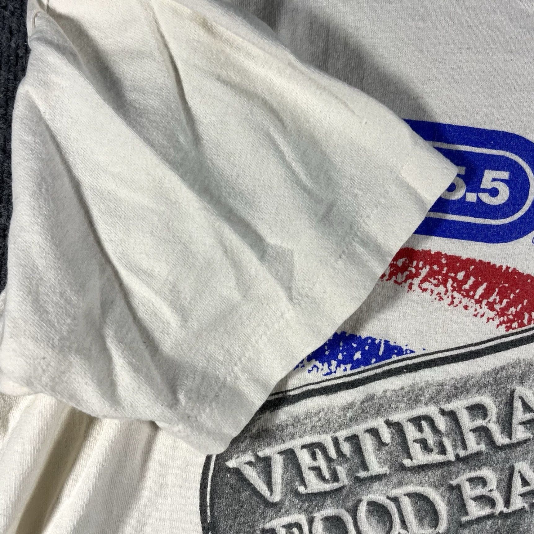 Vintage VINTAGE Stedman 80s KLOS 95.5 Veterans Rock Radio T-Shirt Adult Large White Graphic Tee Mens USA Size US L / EU 52-54 / 3 - 5 Thumbnail