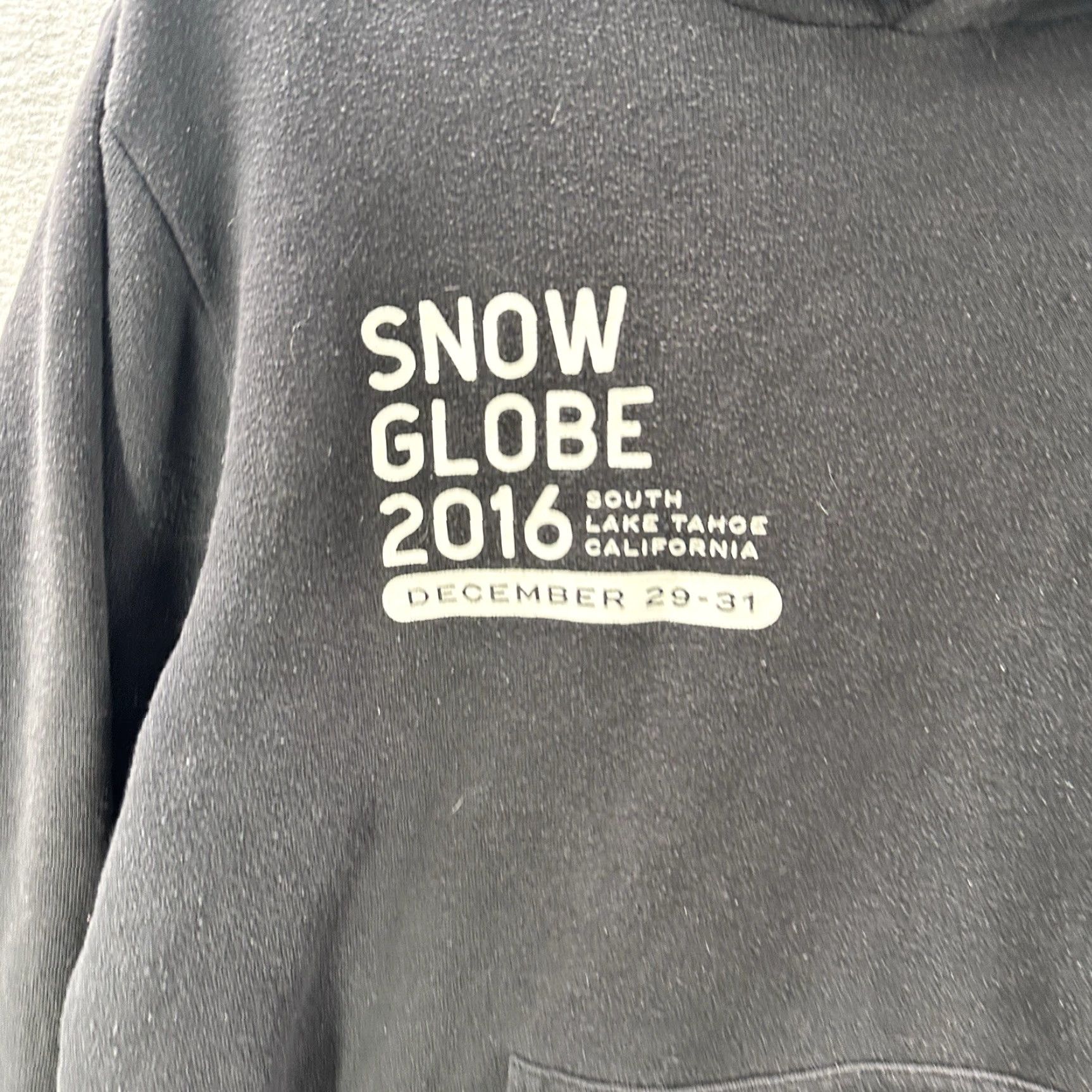 Gildan Snowglobe Music Festival 2016 Hoodie Sweatshirt Mens L Chainsmokers Flume Odesza Nike Shirt Size US L / EU 52-54 / 3 - 4 Thumbnail