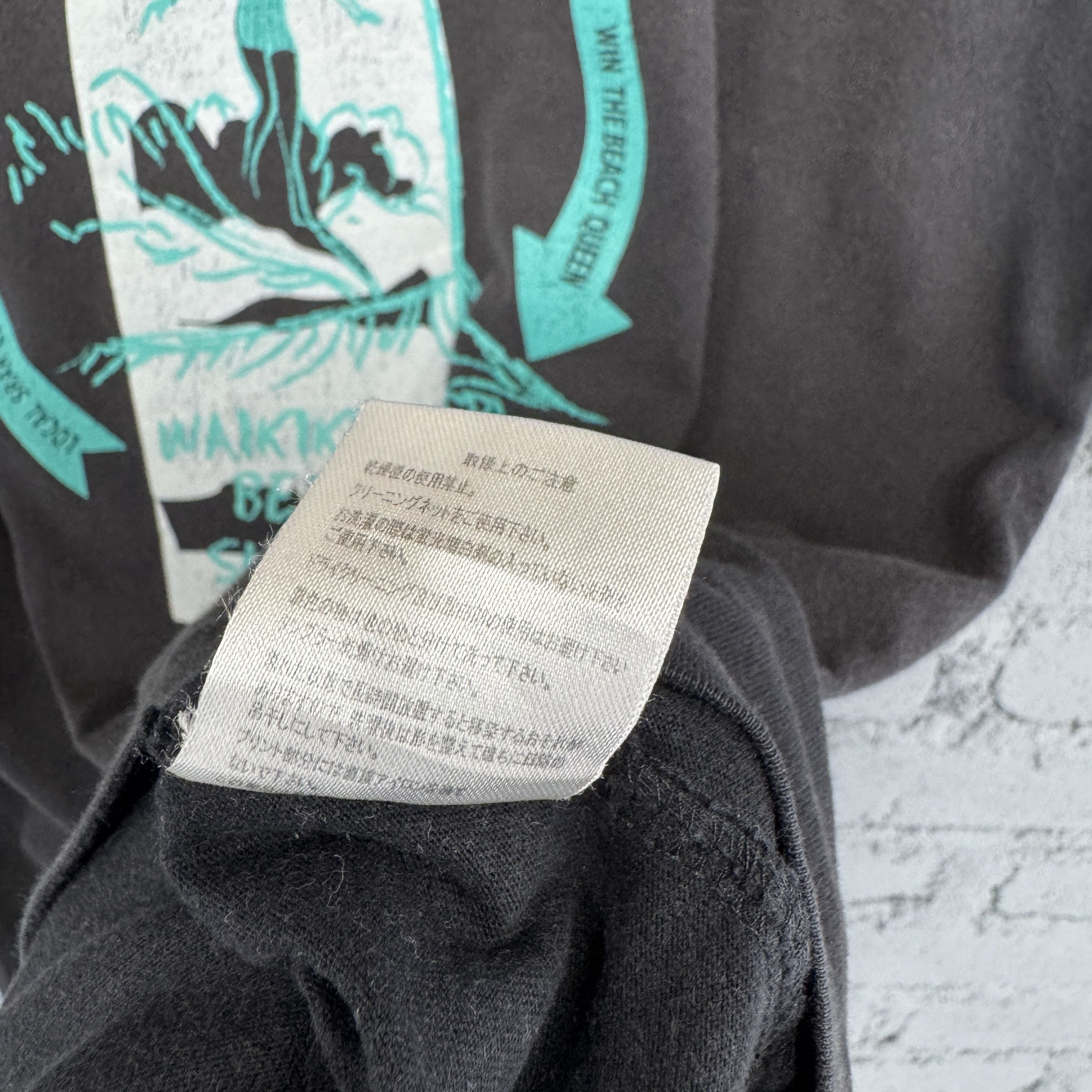Vintage Vintage Black Bee Surfing Queen Wakiki Beach Tshirt Size US M / EU 48-50 / 2 - 7 Thumbnail