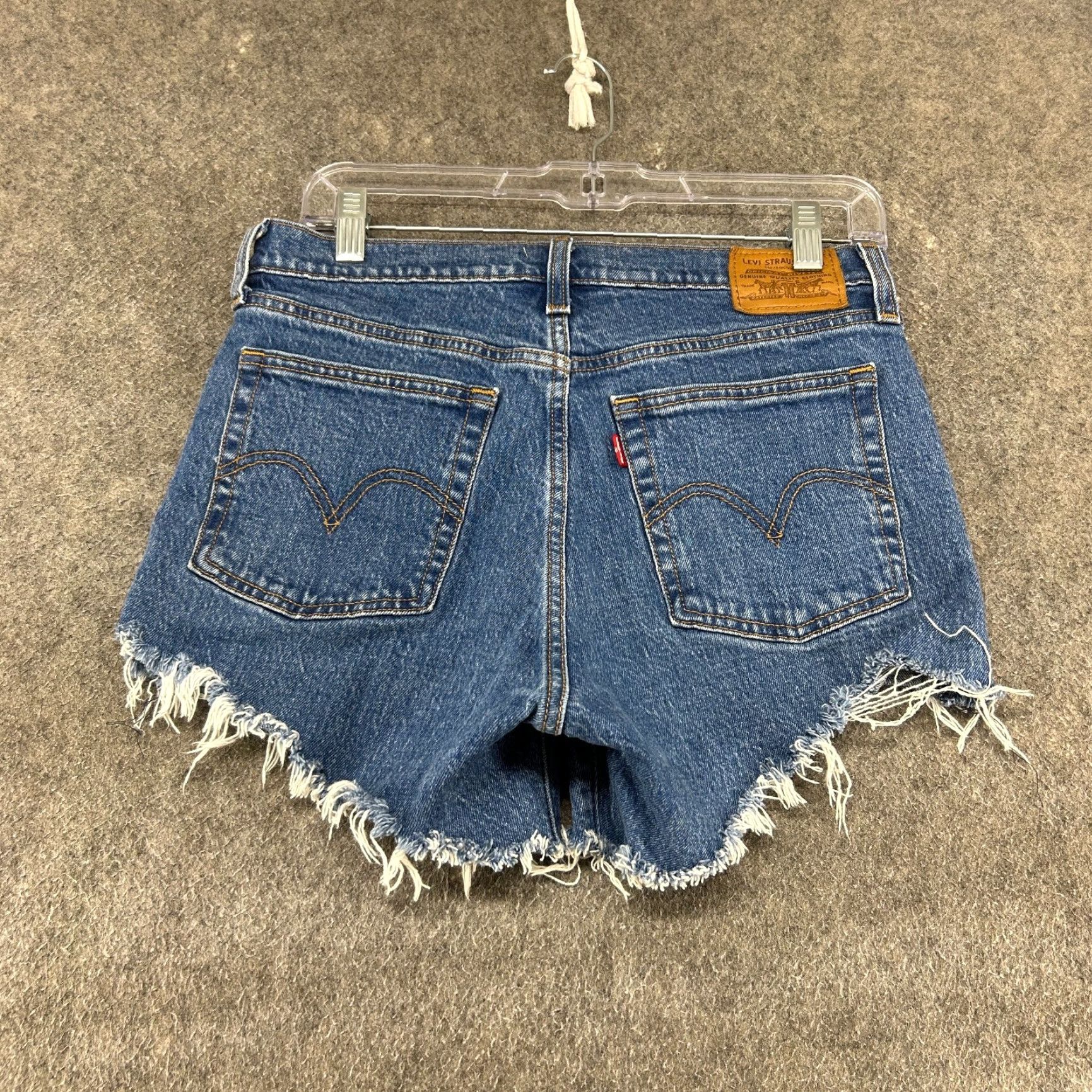 Levi's VINTAGE Levi's Shorts Womens 28 Blue Denim Jorts Wedgie Straight Medium Wash Cut Off Cargo Pocket USA 4 in Inseam Regular Mens? Wait. Size 28" / US 6 / IT 42 - 4 Thumbnail