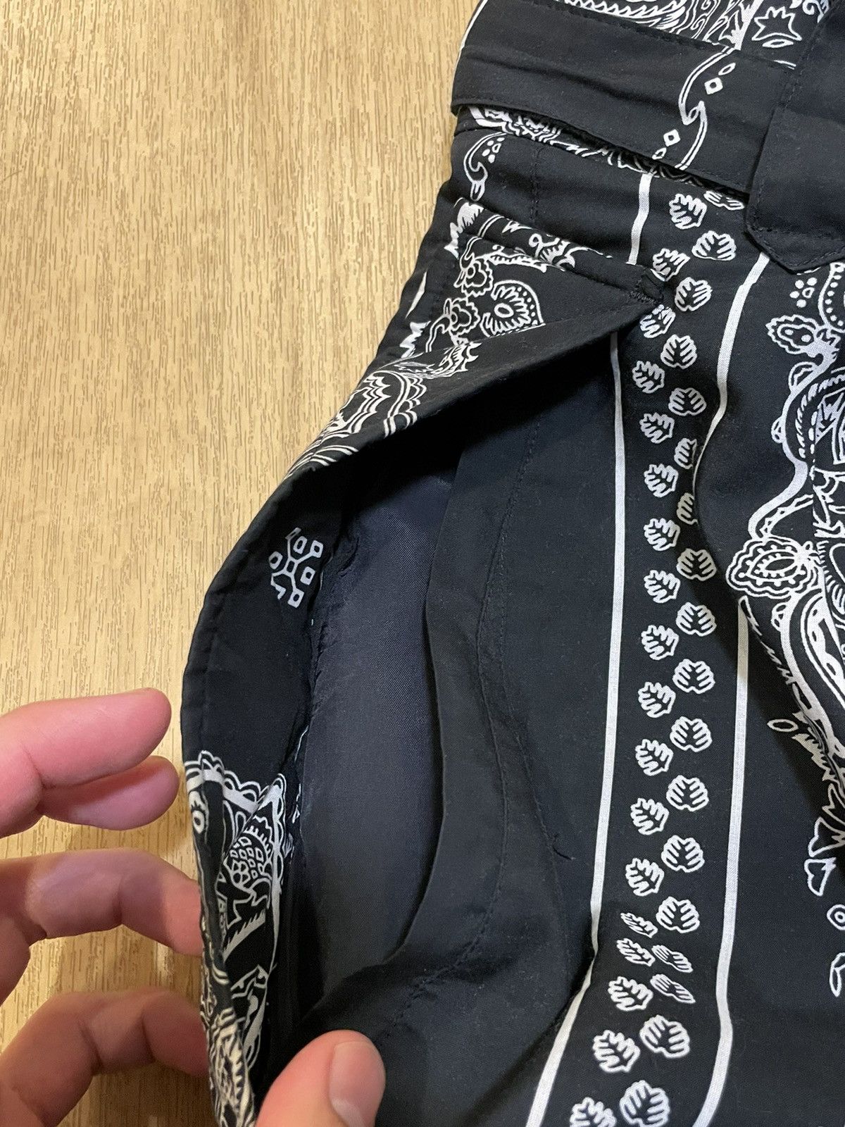 Sacai Bandana Print Shorts Black Size US 36 / EU 52 - 3 Thumbnail