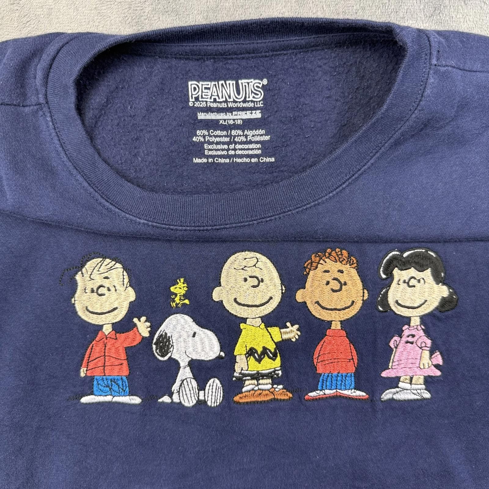 Peanuts Vintage Style Snoopy Doghouse Graphic Sweatshirt Size US XL / EU 56 / 4 - 4 Thumbnail