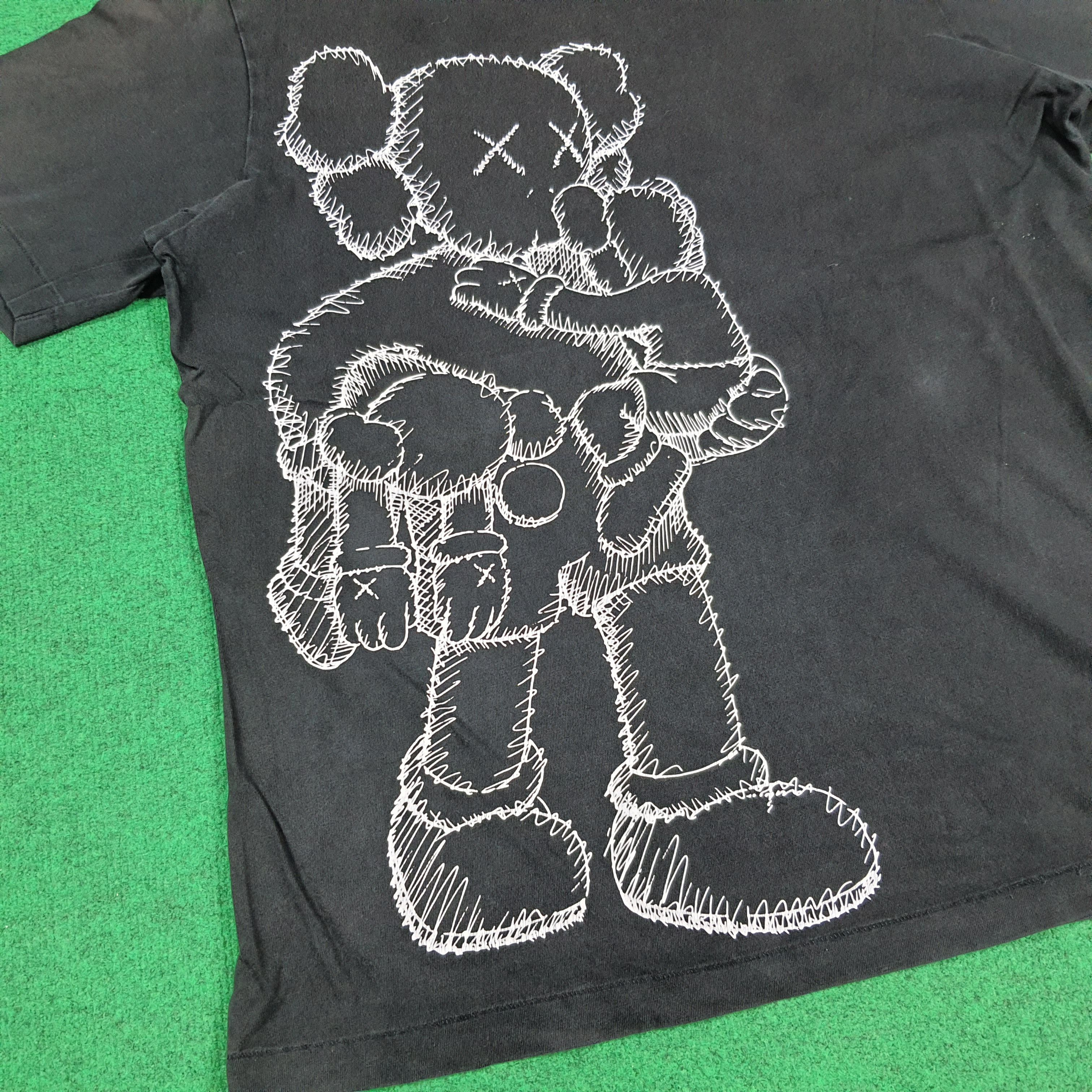 Kaws × Uniqlo Vintage UT x KAWS Japan Streetwear Graphic Tee C294N40 Size US L / EU 52-54 / 3 - 2 Thumbnail
