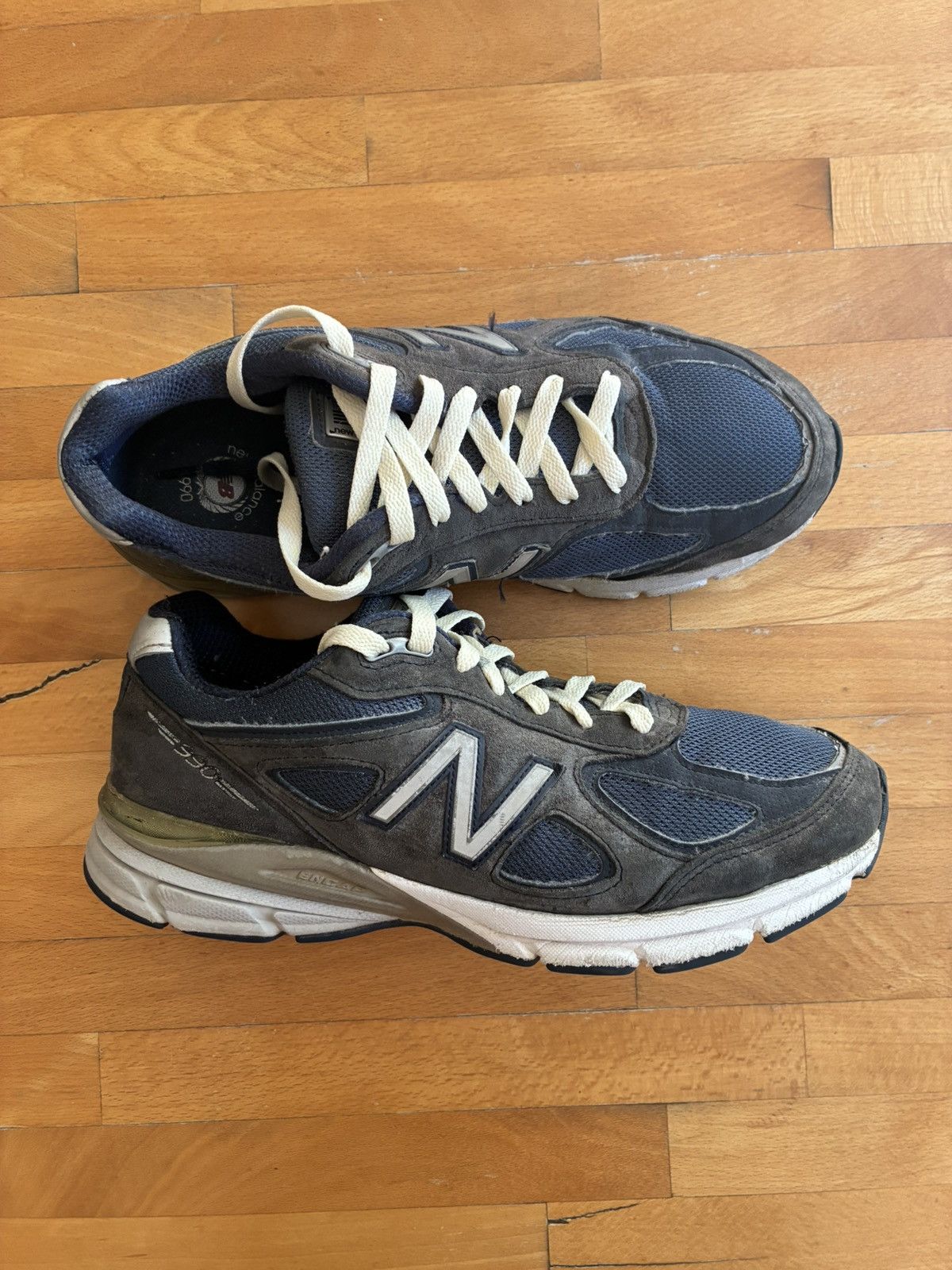 New Balance New balance 990v4 navy cream laces Size US 9 / EU 42 - 3 Thumbnail
